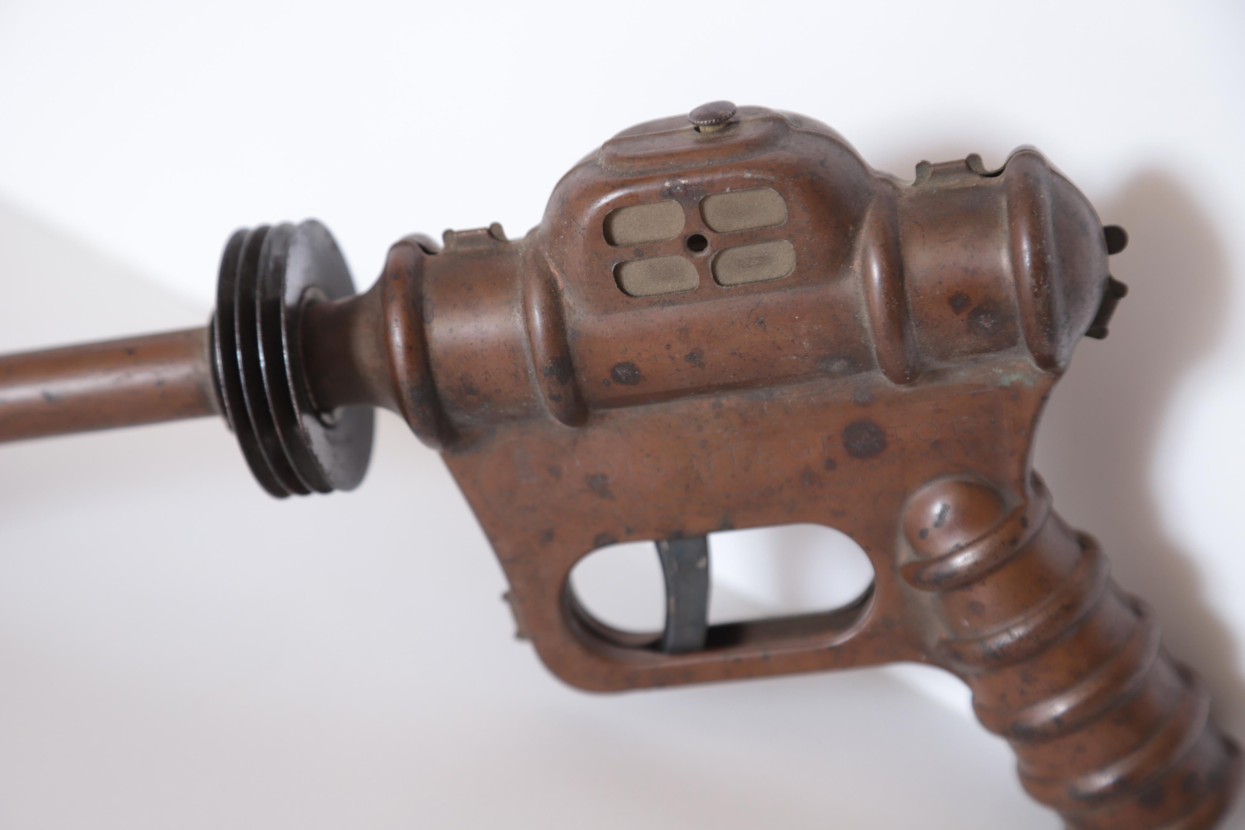 Pistolet désintégrateur « 25th Century » de l'ère de la machine Art Déco de Buck Rogers pour Daisy Bon état - En vente à Dallas, TX