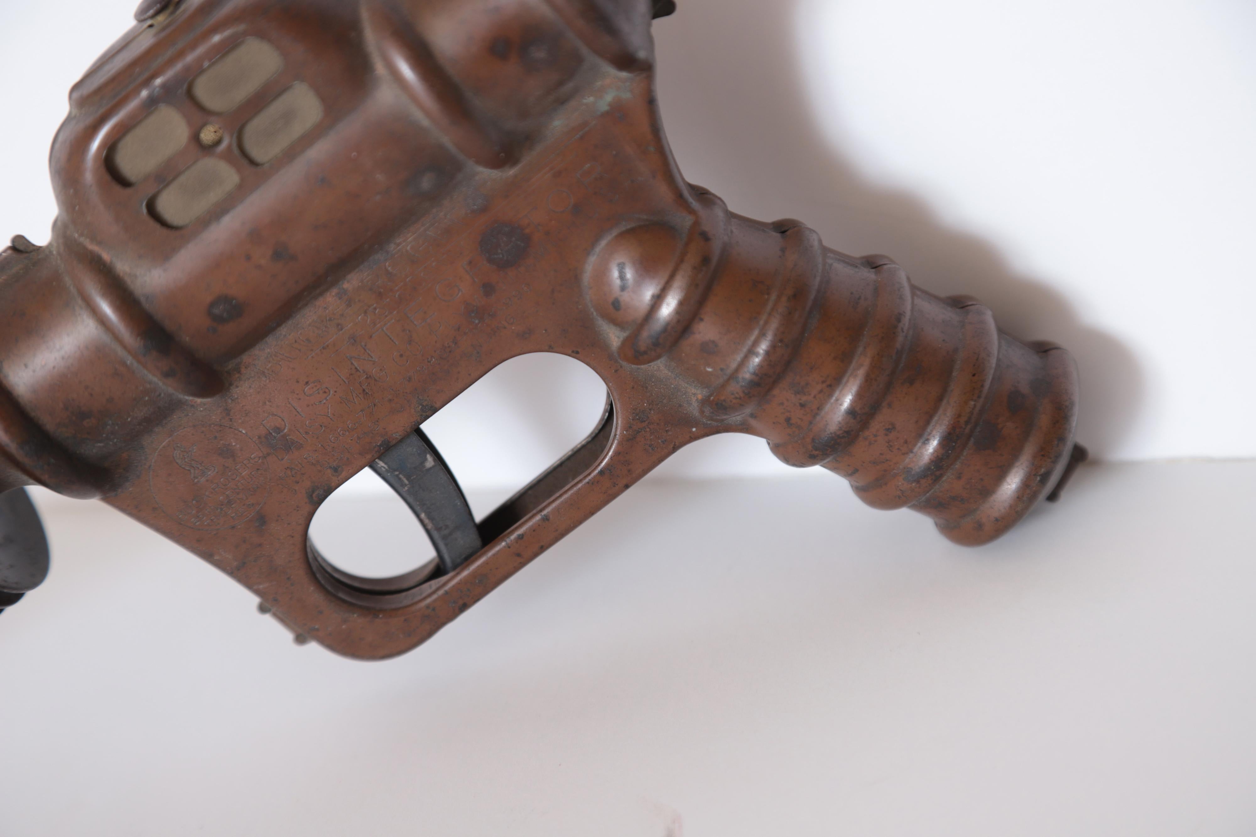 Milieu du XXe siècle Pistolet désintégrateur « 25th Century » de l'ère de la machine Art Déco de Buck Rogers pour Daisy en vente