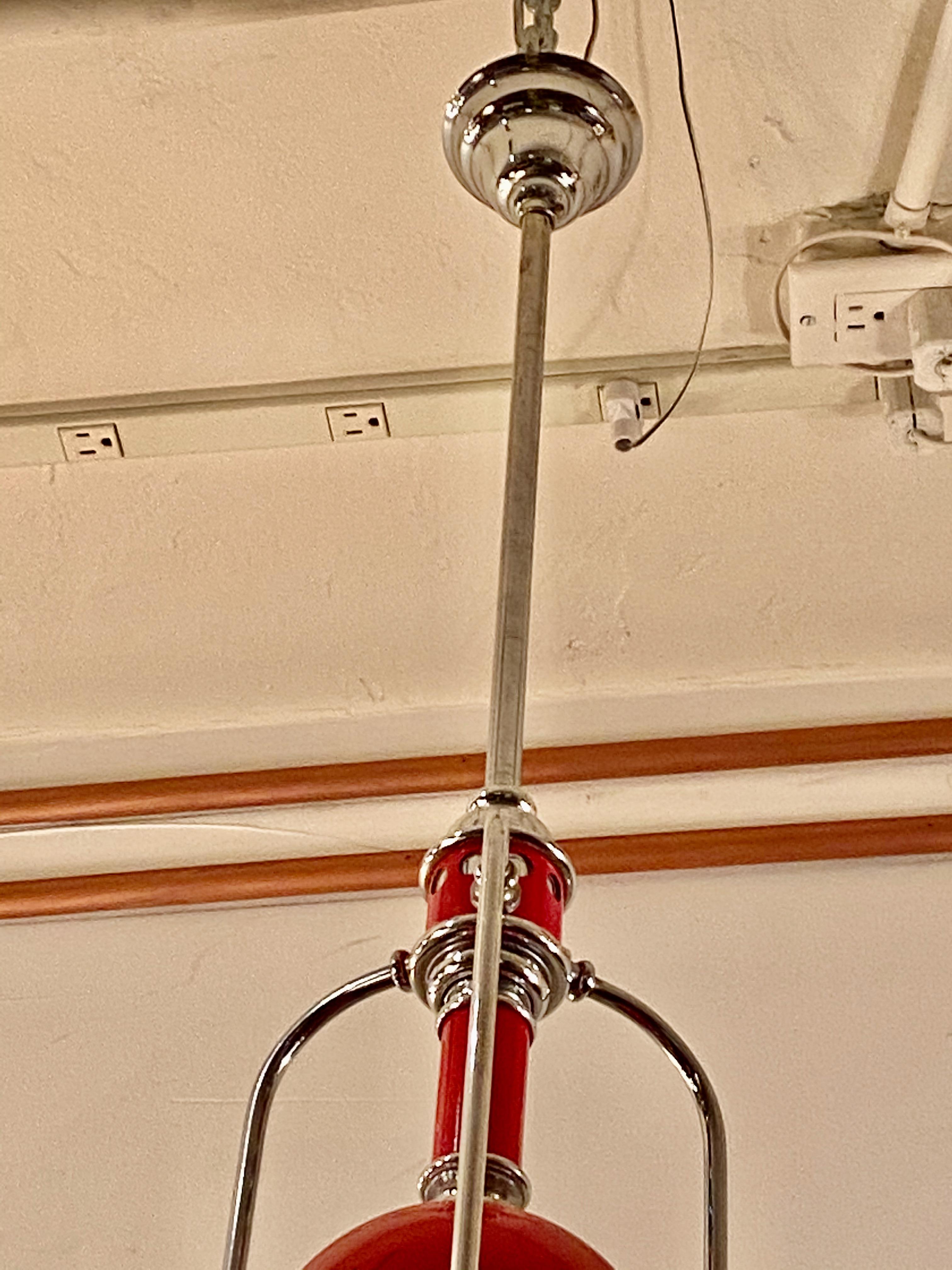 Belga Lampadario Art Deco dell'Età della Macchina Vernice originale e metallo