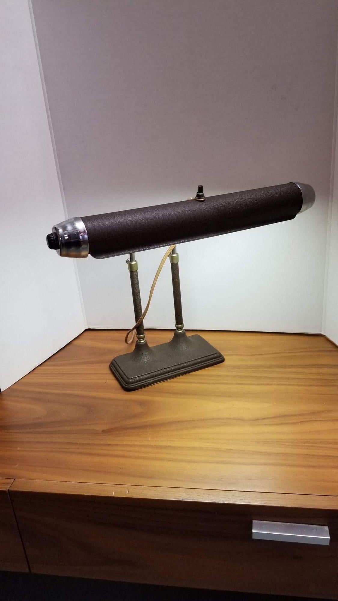 Lampe de bureau fluorescente Art Déco, émaillée brun/gris, au corps profilé et aux extrémités chromées de style 