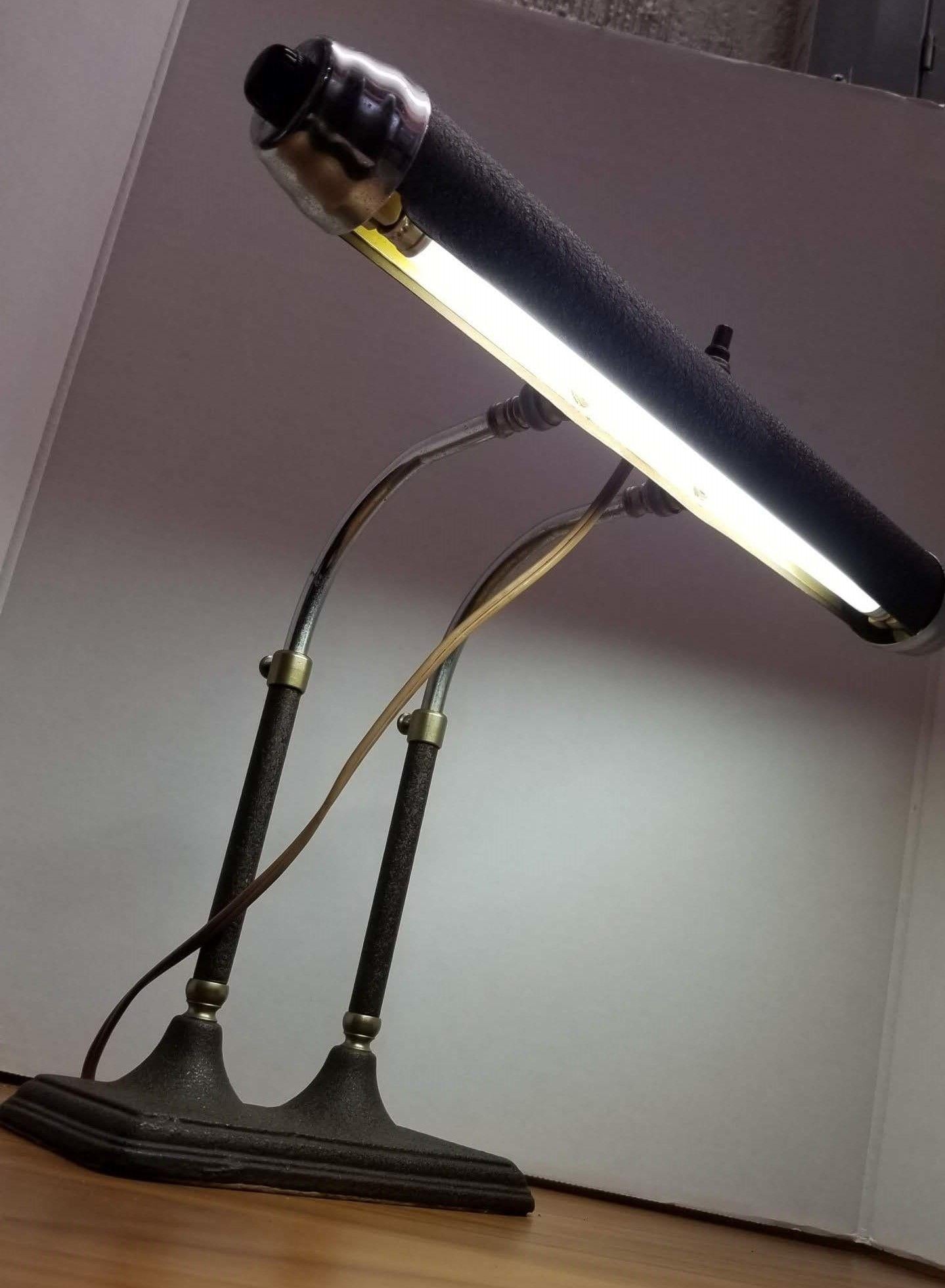 Art Deco Maschine Alter Chrom einstellbare Leuchtstofflampe Schreibtischlampe im Zustand „Hervorragend“ im Angebot in Van Nuys, CA