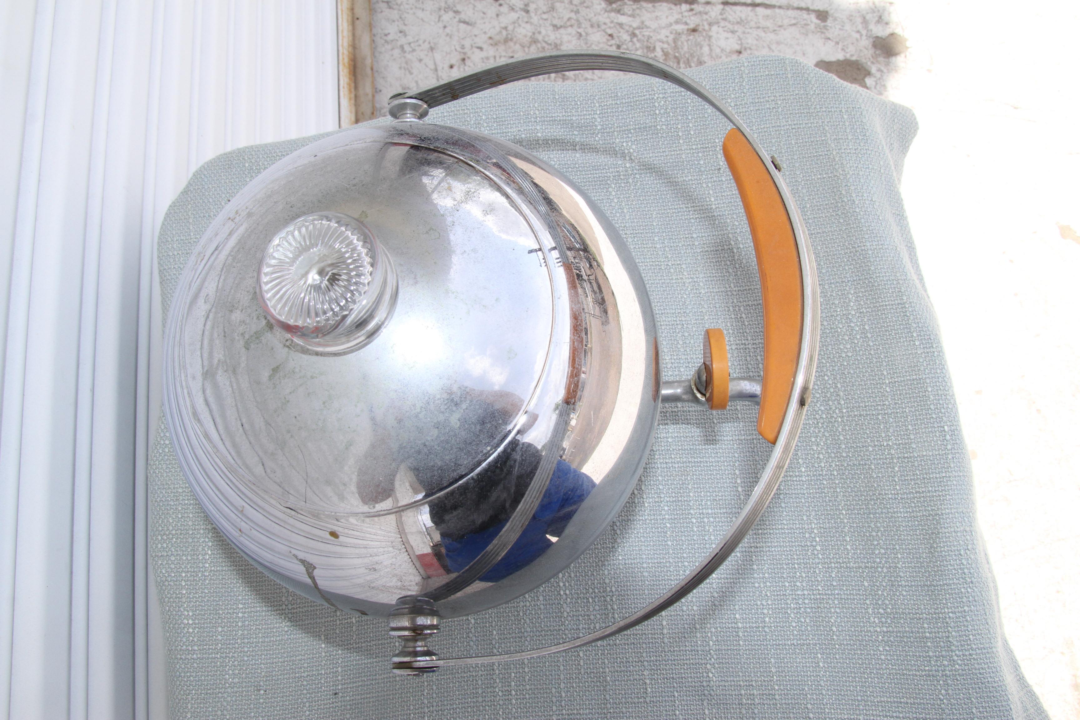 Art-Deco-Kaffeemaschine aus Chrom und Bakelit von Manning Bowman. Der kugelförmige Perkolator hat einen Bakelitgriff, einen Drehknopf und einen Sockel.  

Höhe: 14,5 Zoll
Breite: 10 Zoll 
Tiefe: 11 Zoll