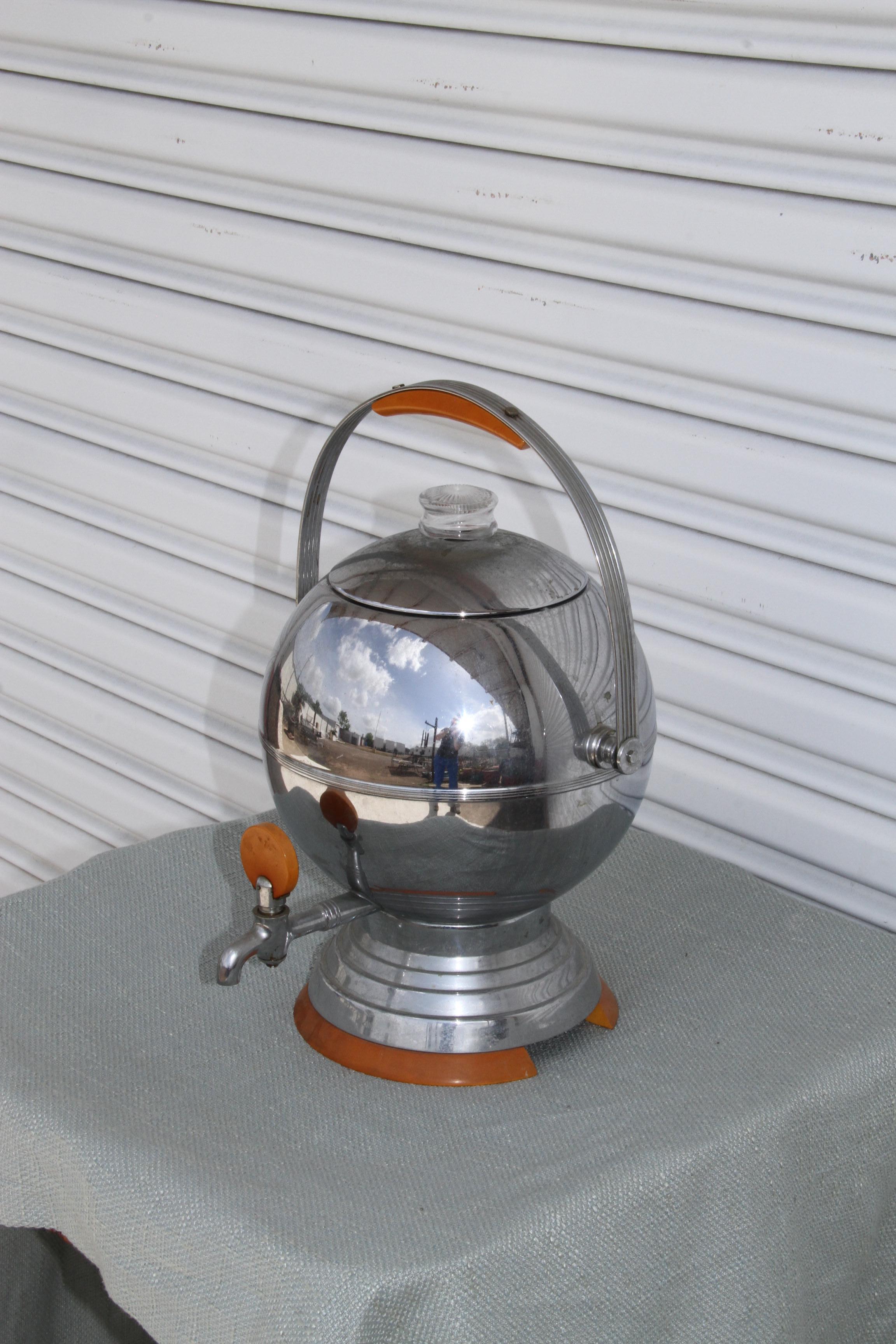 Art Deco Machine Age Chrome and Bakelite Coffee Orb by Manning Bowman Ca. 1930s In Good Condition For Sale In Pasadena, TX
