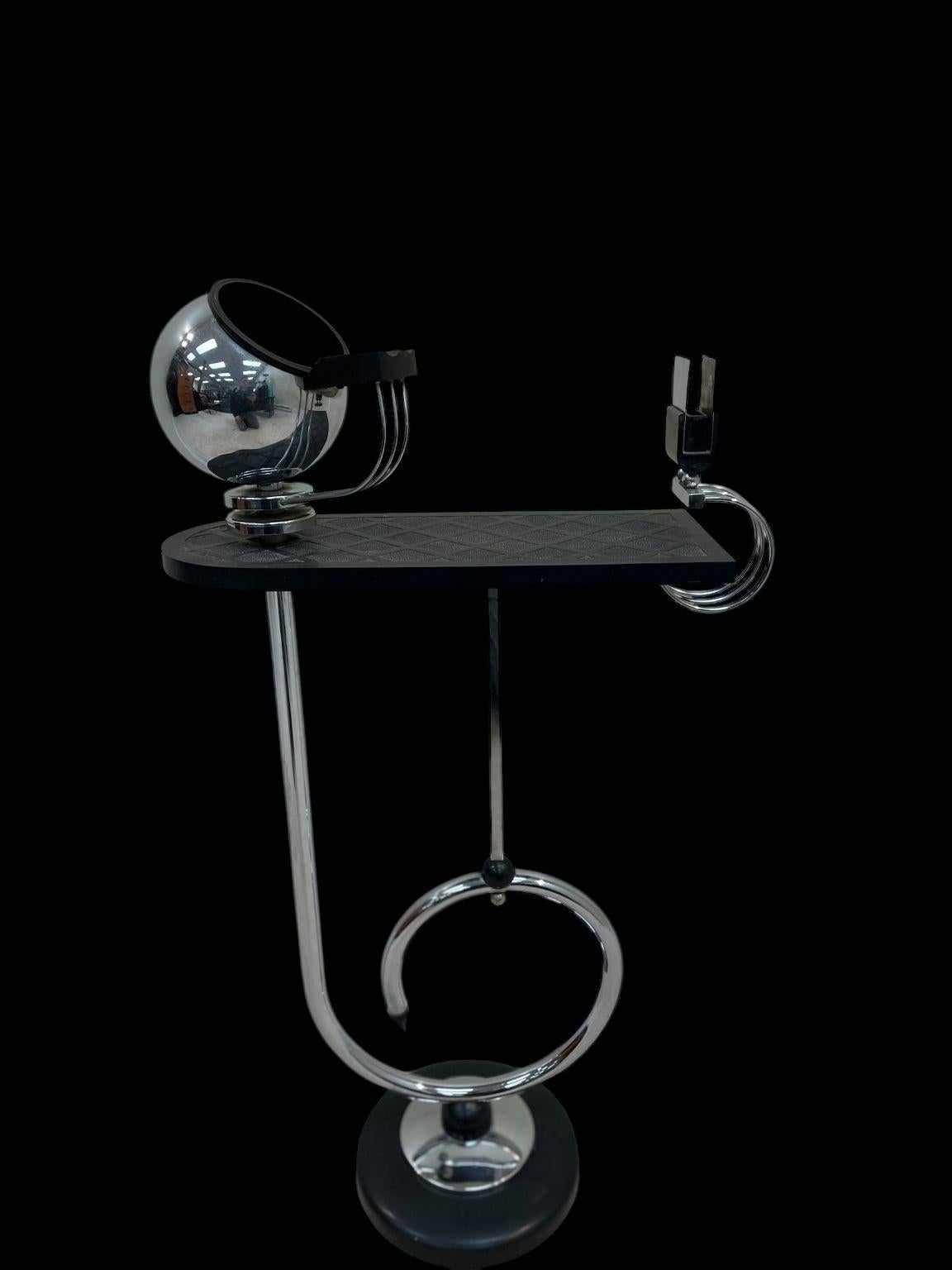 Art Deco Machine Age Chrome Ashtray Table Stand Circa 1930's Bon état - En vente à Bernville, PA