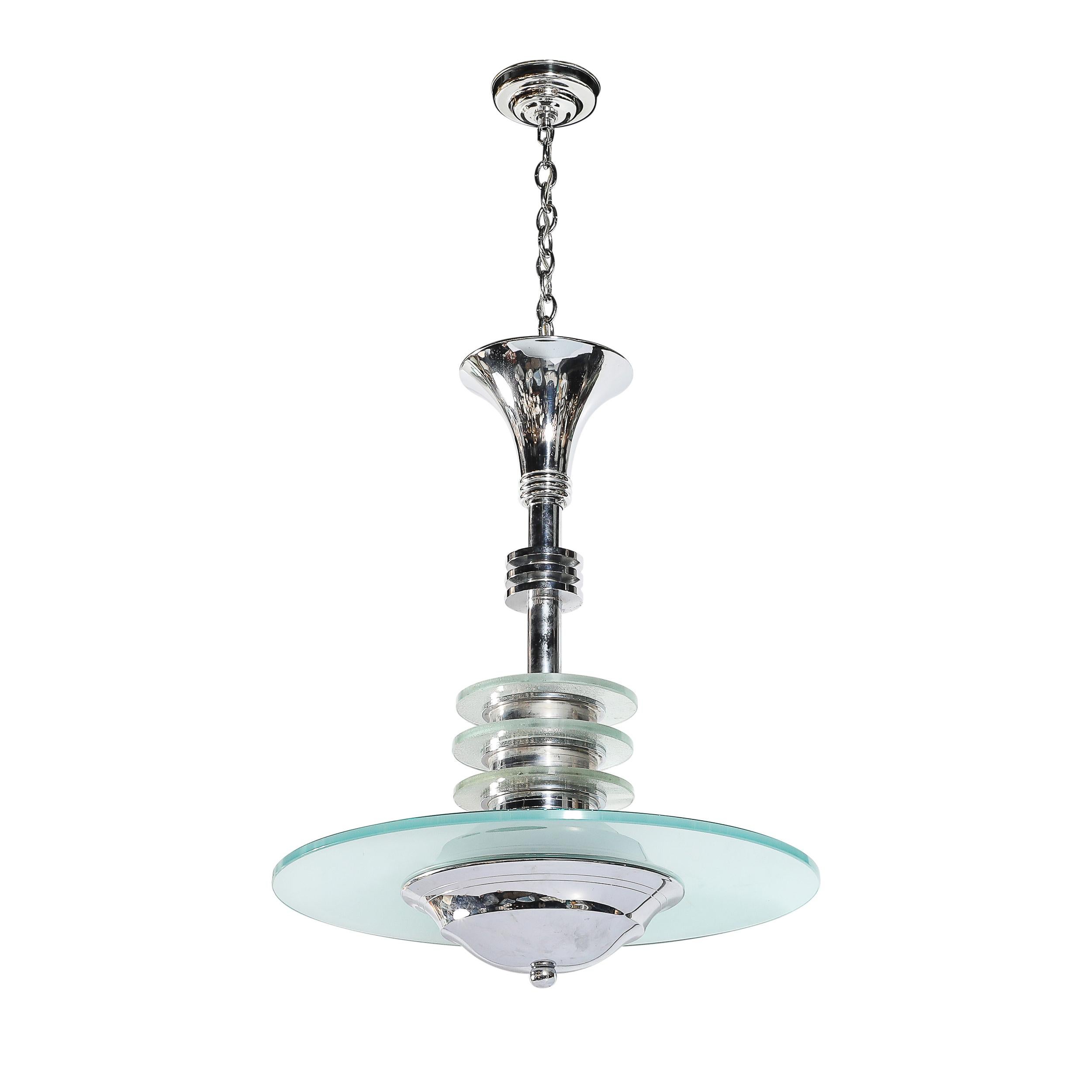 Questo splendido lampadario Art Deco dell'Era AGE, realizzato in Francia intorno al 1935, riflette l'audace eleganza industriale dell'Era AGE. La combinazione di cromo lucido e vetro esemplifica l'etica del design snello e innovativo degli anni