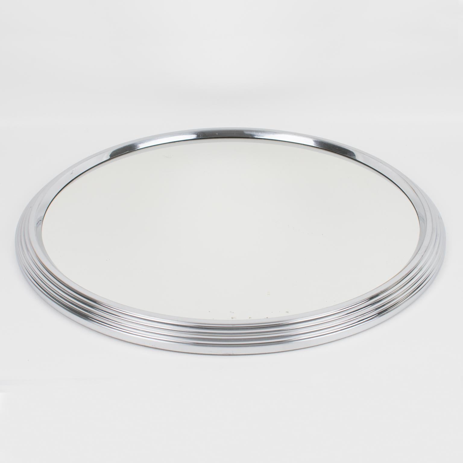 Oversized modernist French cocktail serving tray. Machine Age industrial design with chromed metal round stepped shape and mirror insert.
Measurements: 16.94 in. diameter (43 cm) x 1.57 in. high (4 cm).
(barware accessories not included in the