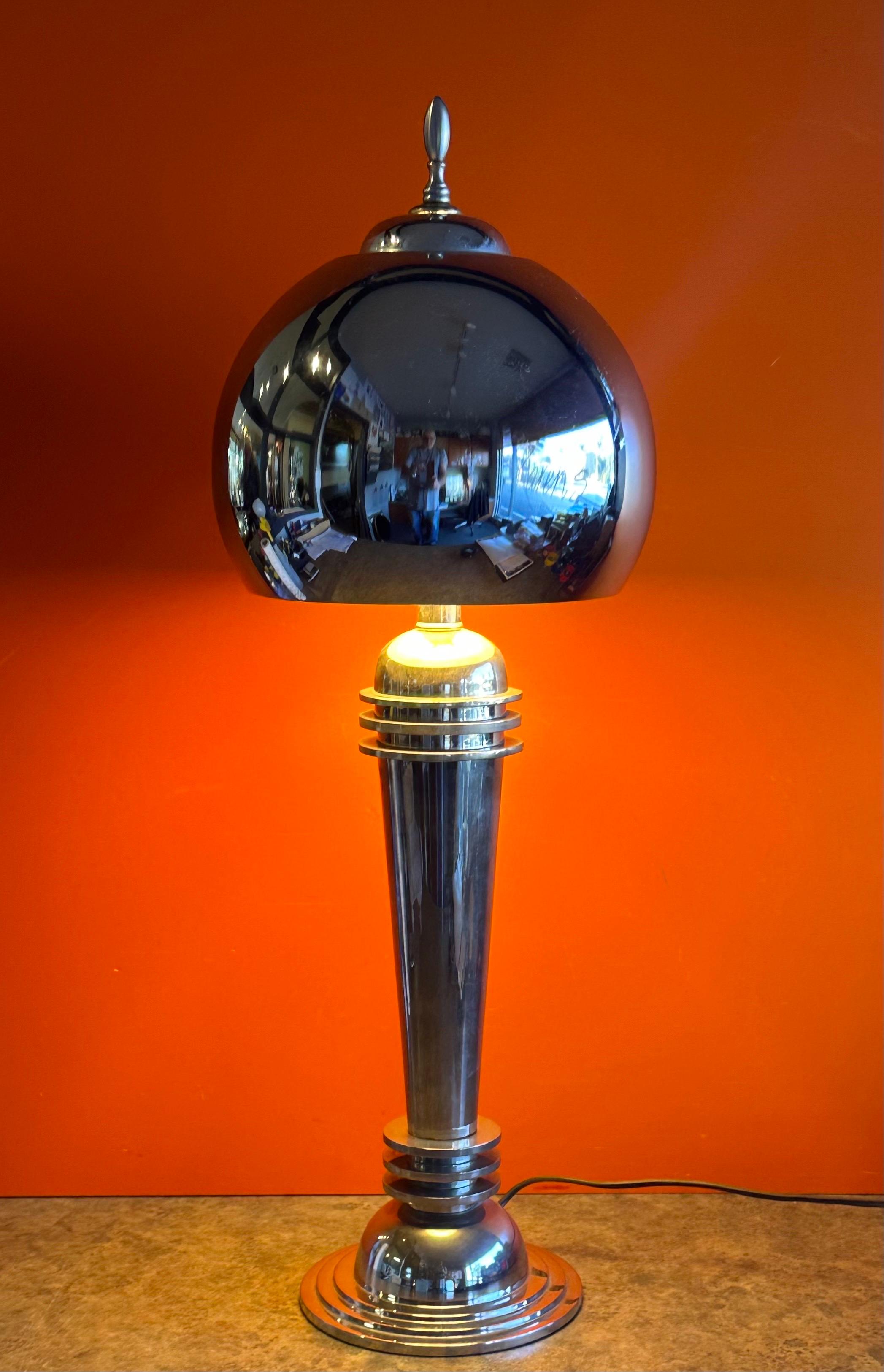 Très belle lampe de table art déco en chrome de l'époque des machines, vers les années 1930. La lampe est en bon état de fonctionnement et mesure 9.5 
