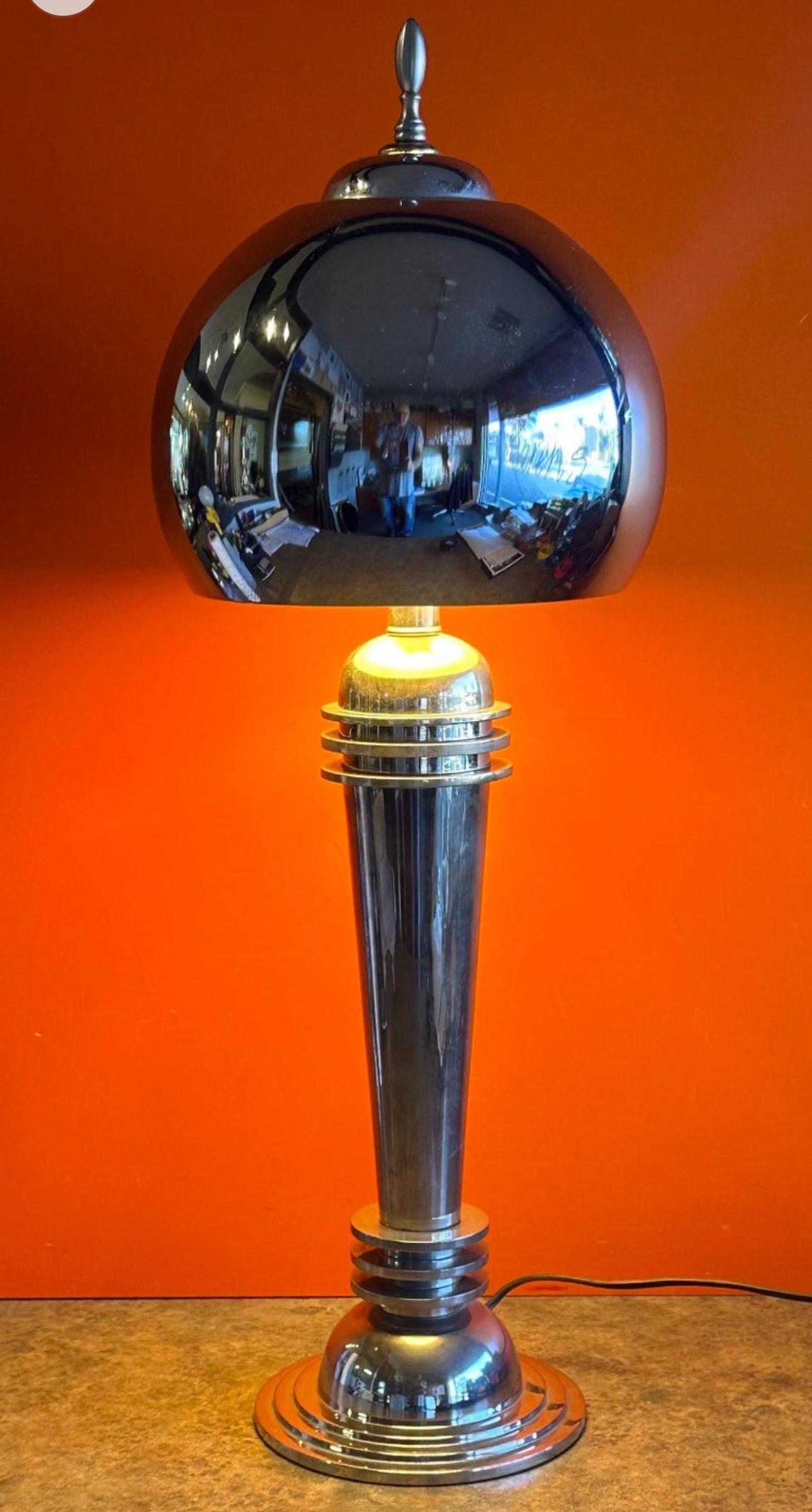 Eine sehr schöne Art Deco Machin Alter Chrom Tischlampe, ca. 1930er Jahre. Die Lampe ist in gutem Zustand und misst 9,5 