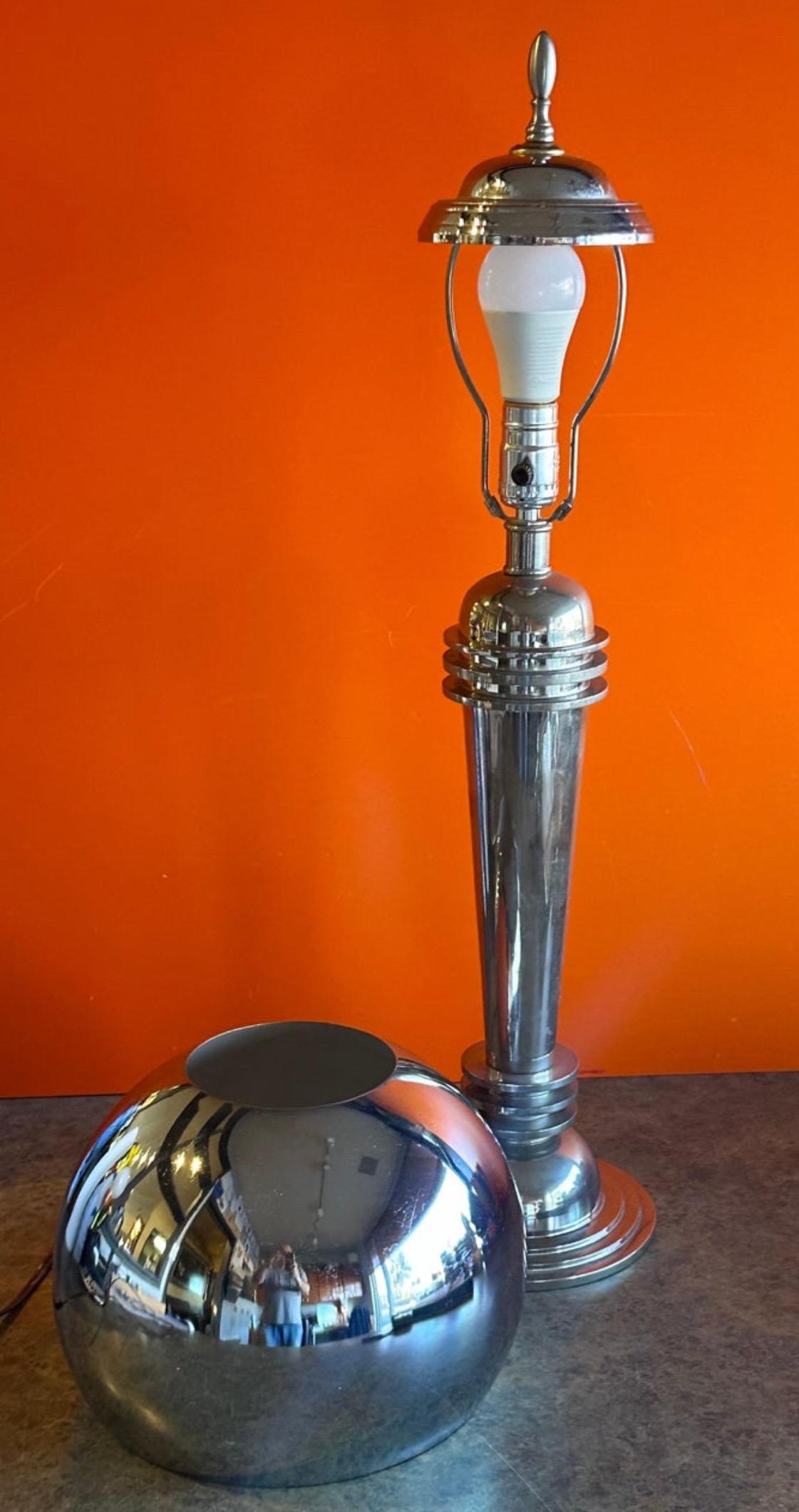 Art Deco Machine Age Chrom Tischlampe (20. Jahrhundert) im Angebot