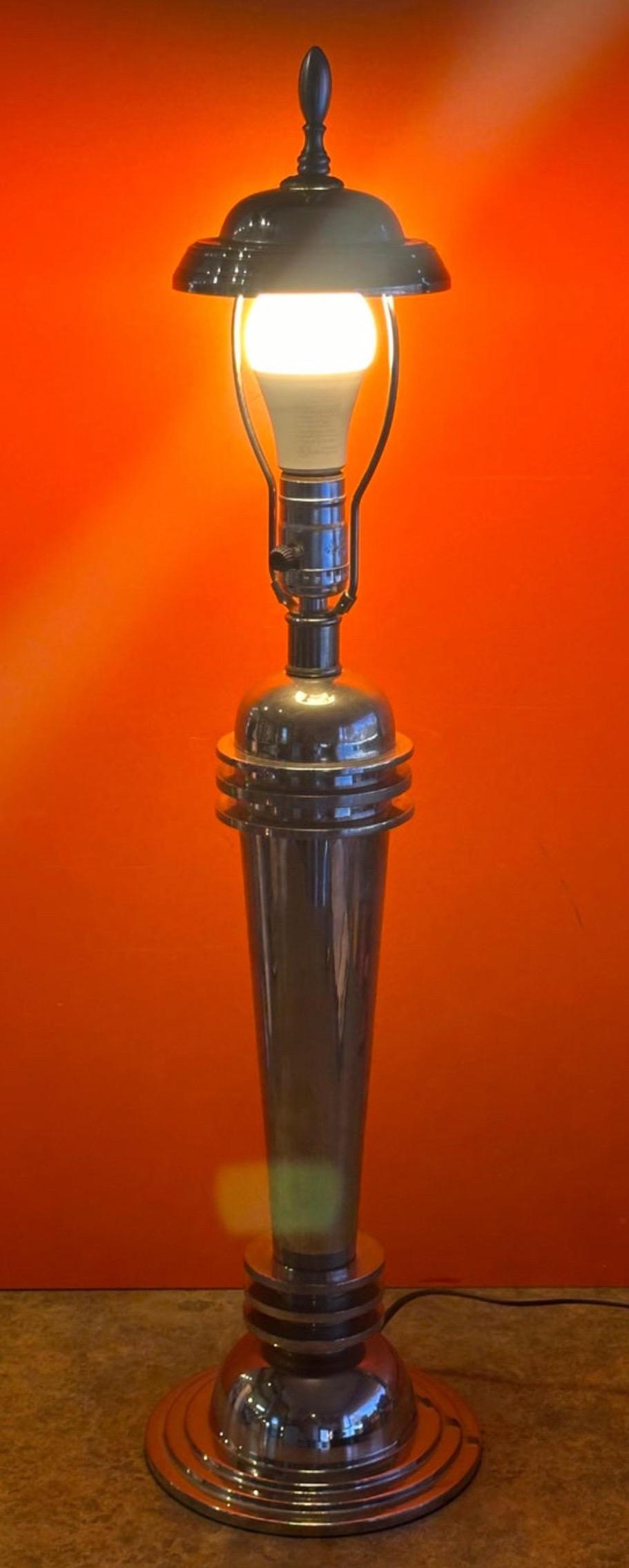 Art Deco Machine Age Chrom Tischlampe im Angebot 1