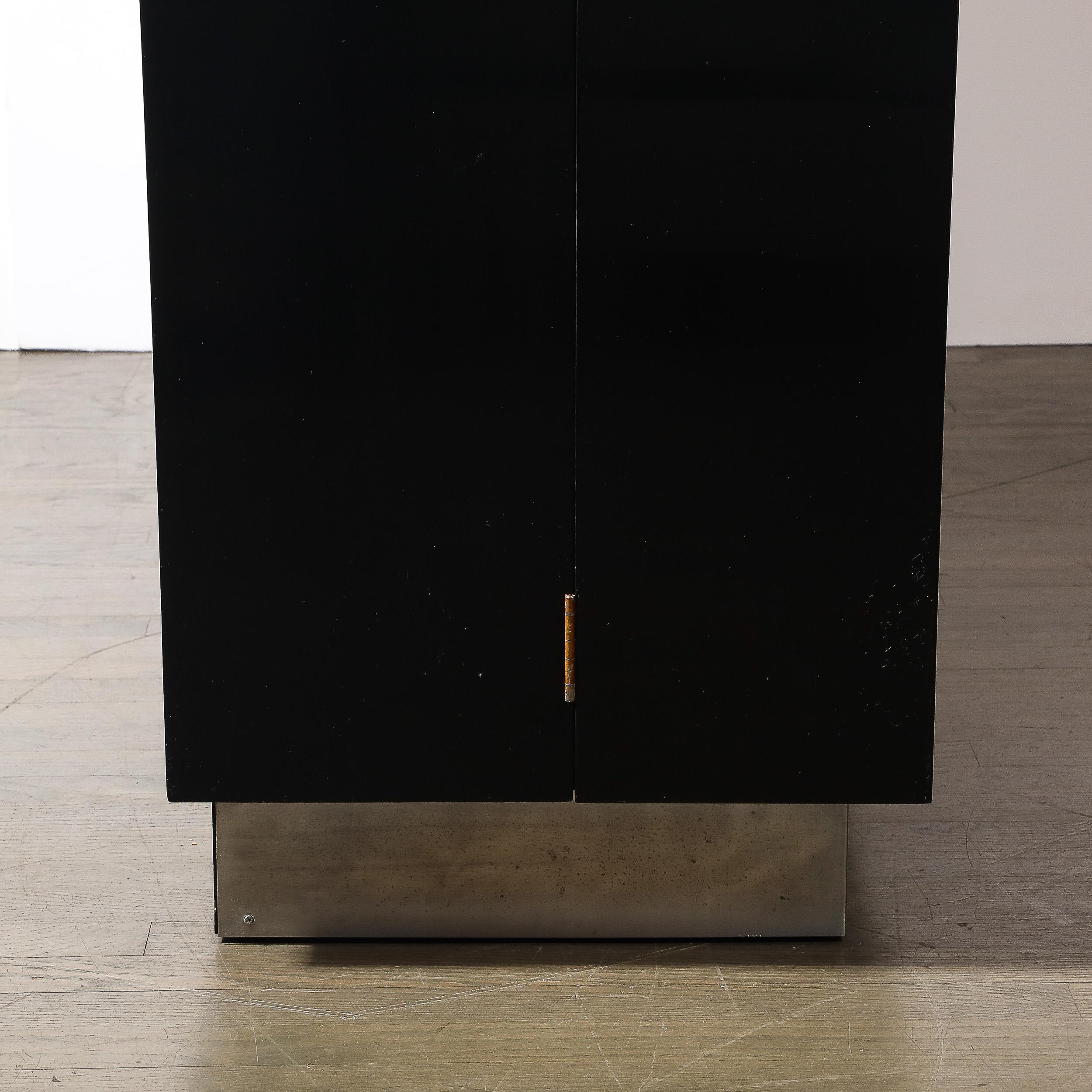 Aparador Art Decó de la Edad de la Máquina de Nogal Ebonizado y Aluminio de Walter Dorwin en venta 9