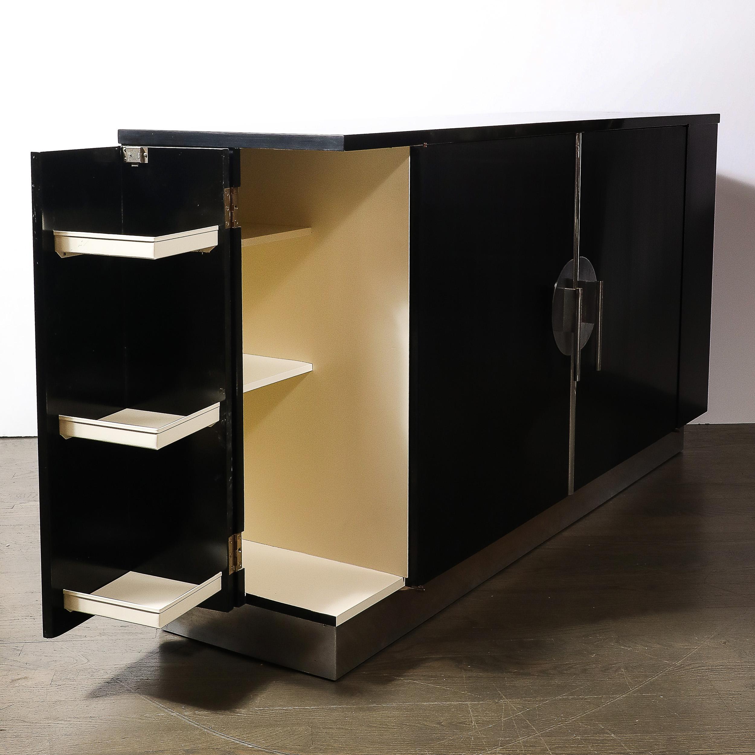 Aparador Art Decó de la Edad de la Máquina de Nogal Ebonizado y Aluminio de Walter Dorwin en venta 10