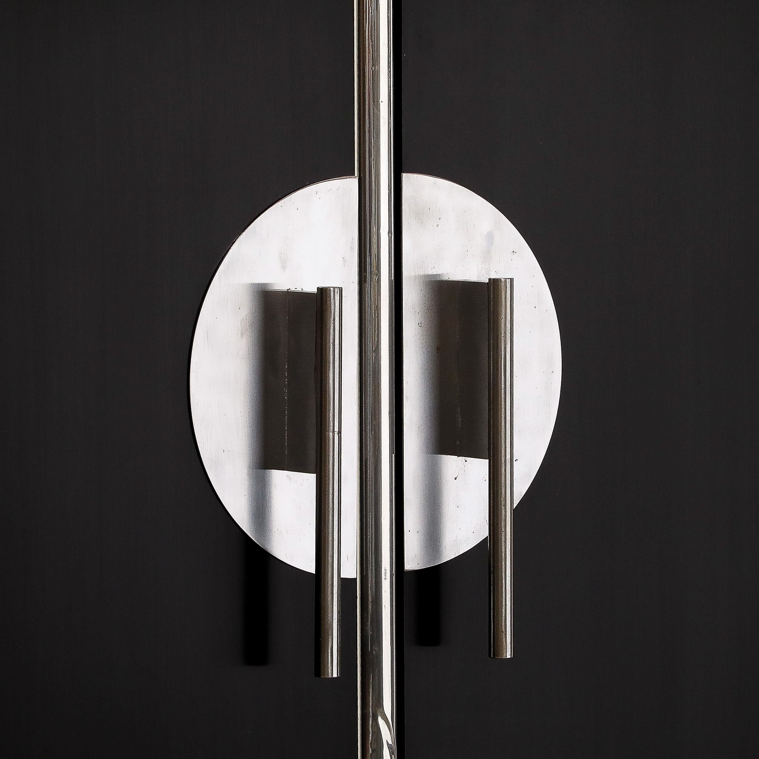 Aparador Art Decó de la Edad de la Máquina de Nogal Ebonizado y Aluminio de Walter Dorwin en venta 12