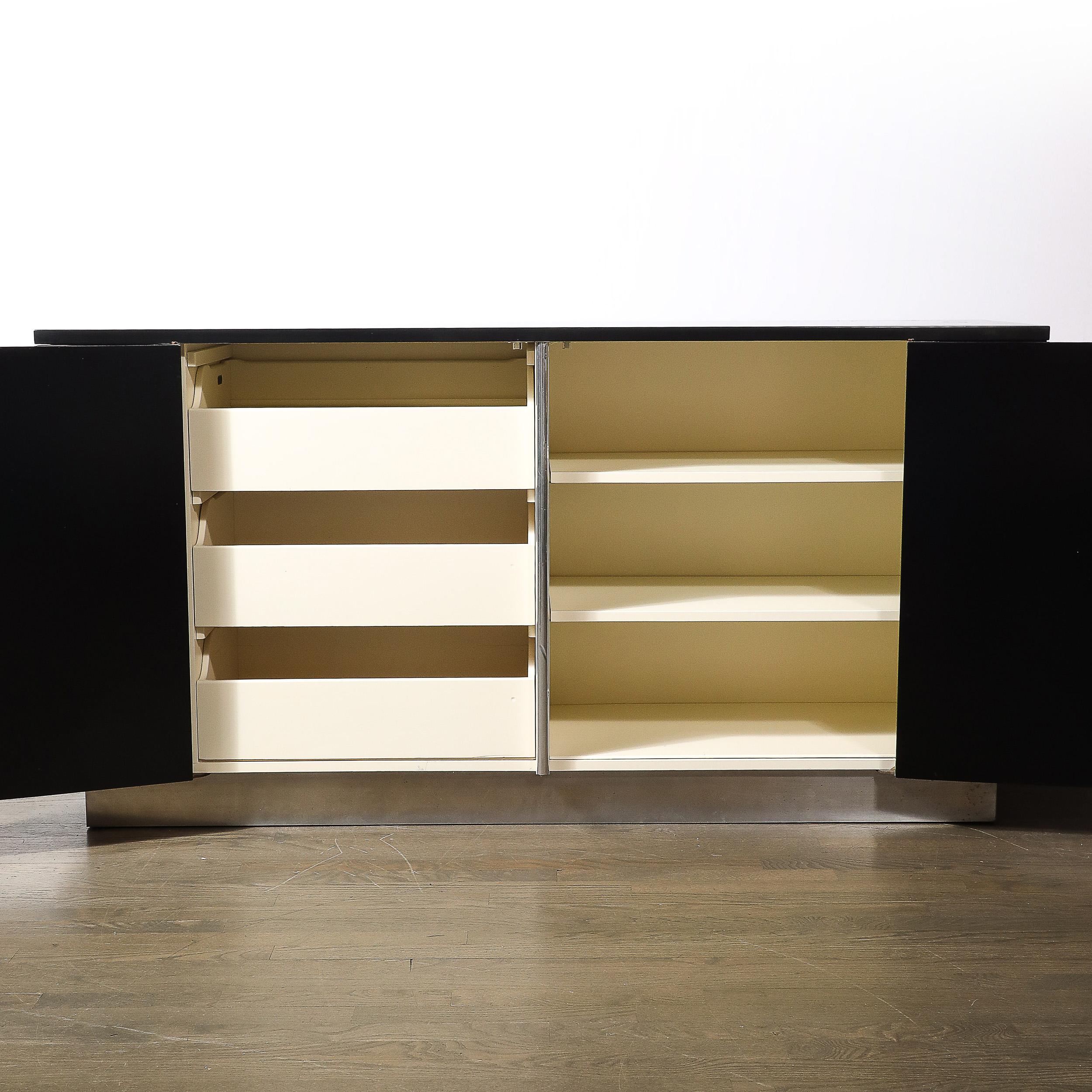 Aparador Art Decó de la Edad de la Máquina de Nogal Ebonizado y Aluminio de Walter Dorwin mediados del siglo XX en venta