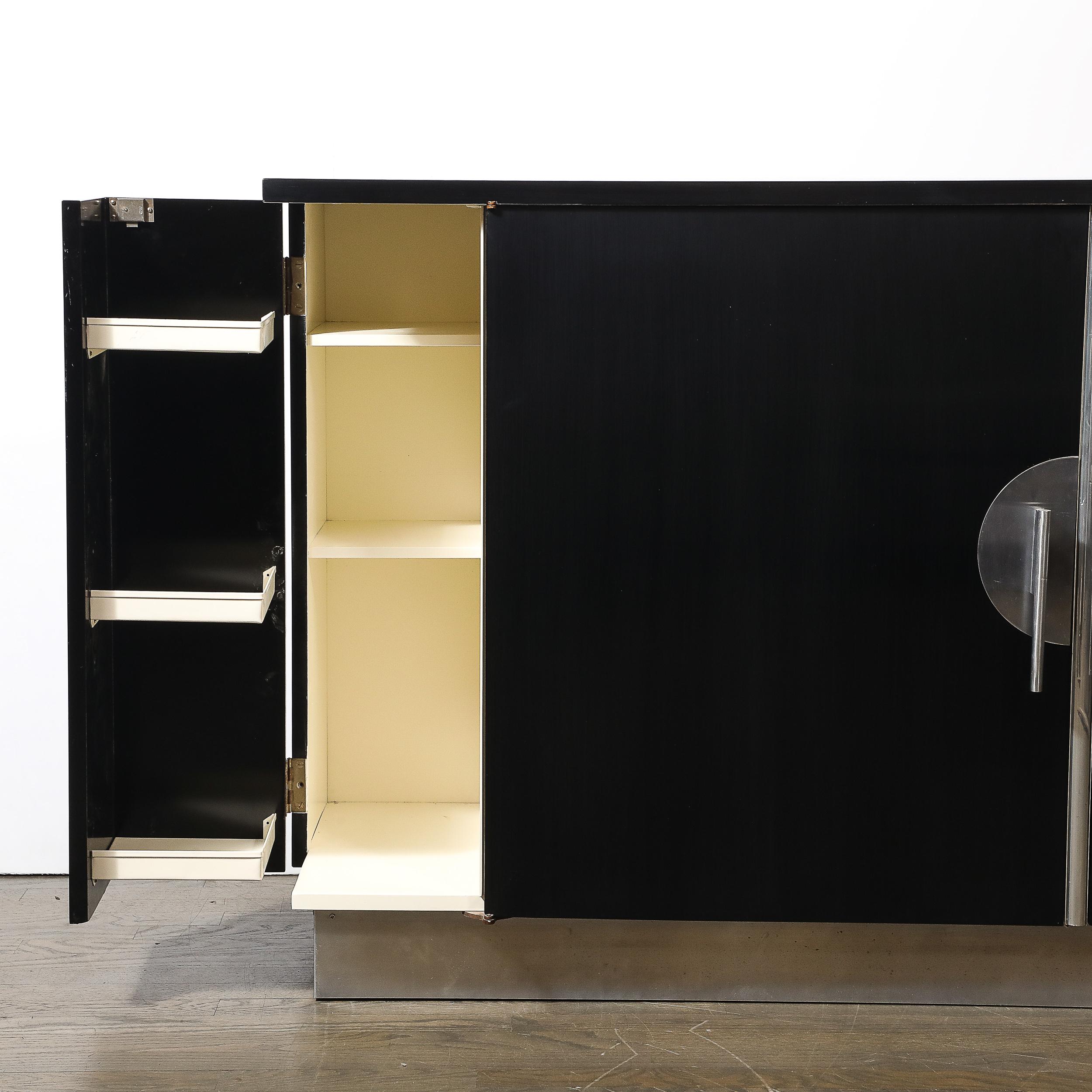 Aparador Art Decó de la Edad de la Máquina de Nogal Ebonizado y Aluminio de Walter Dorwin en venta 2