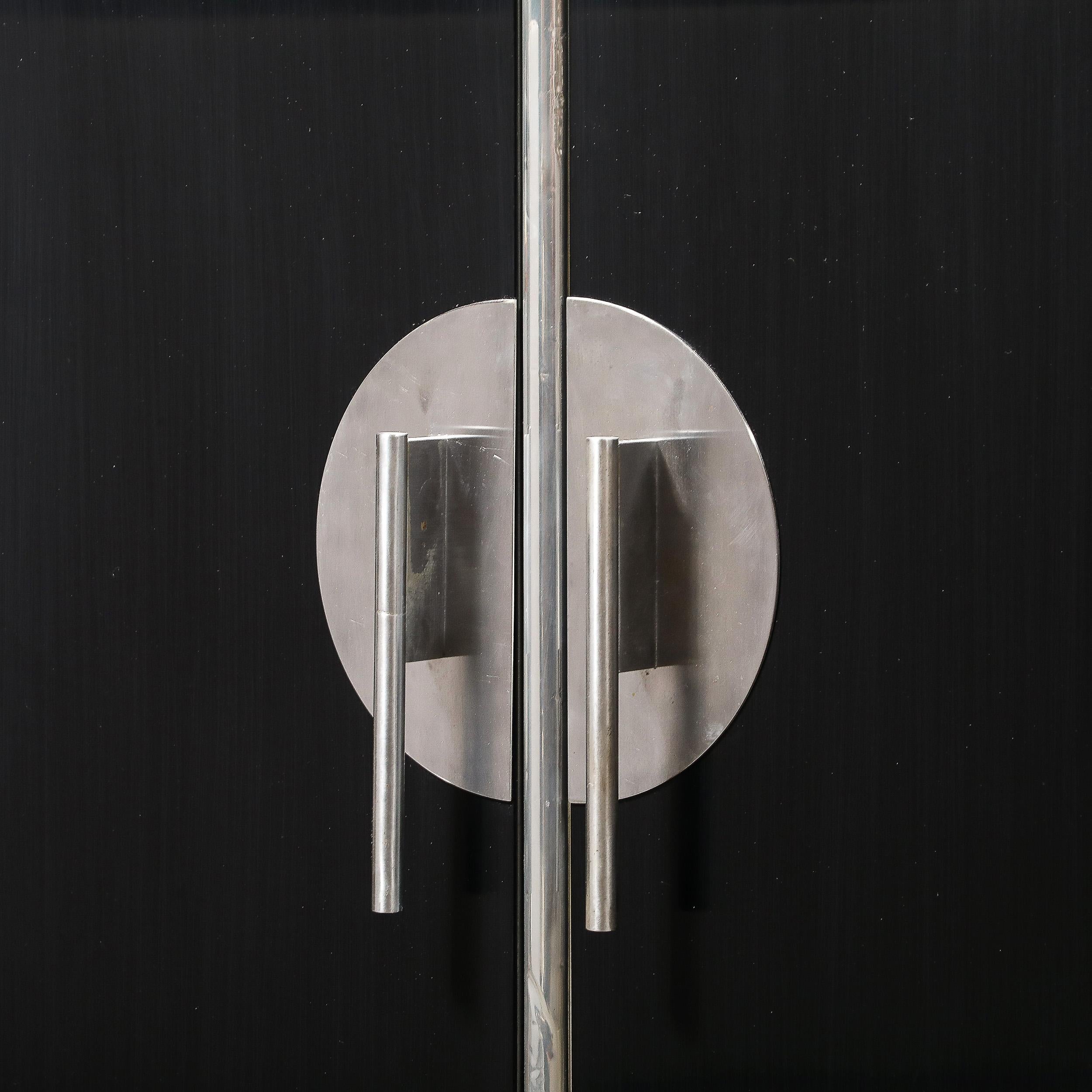 Aparador Art Decó de la Edad de la Máquina de Nogal Ebonizado y Aluminio de Walter Dorwin en venta 4