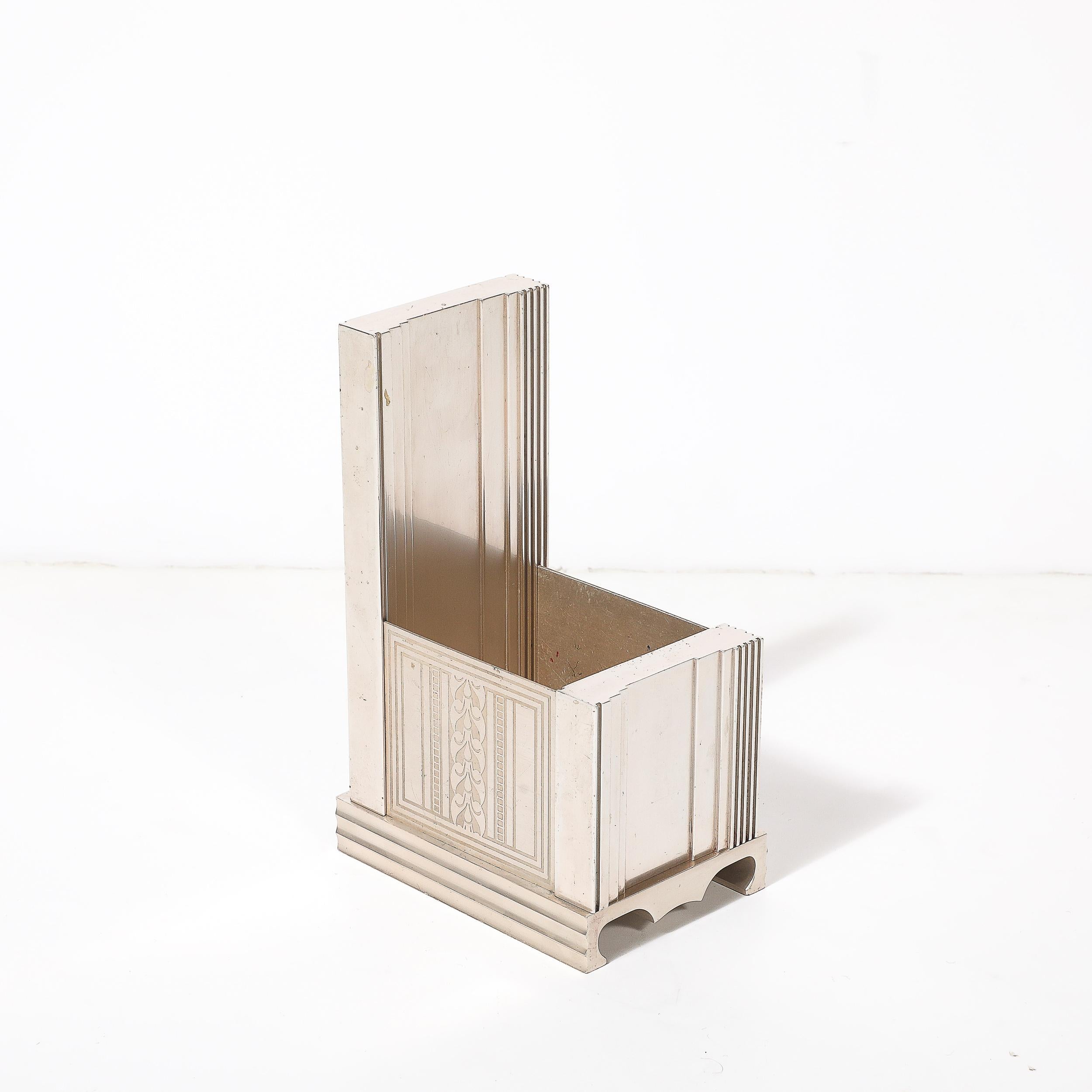 Contenitore da scrivania in alluminio scanalato Art Deco Machine Age con motivi geometrici incisi in vendita 4