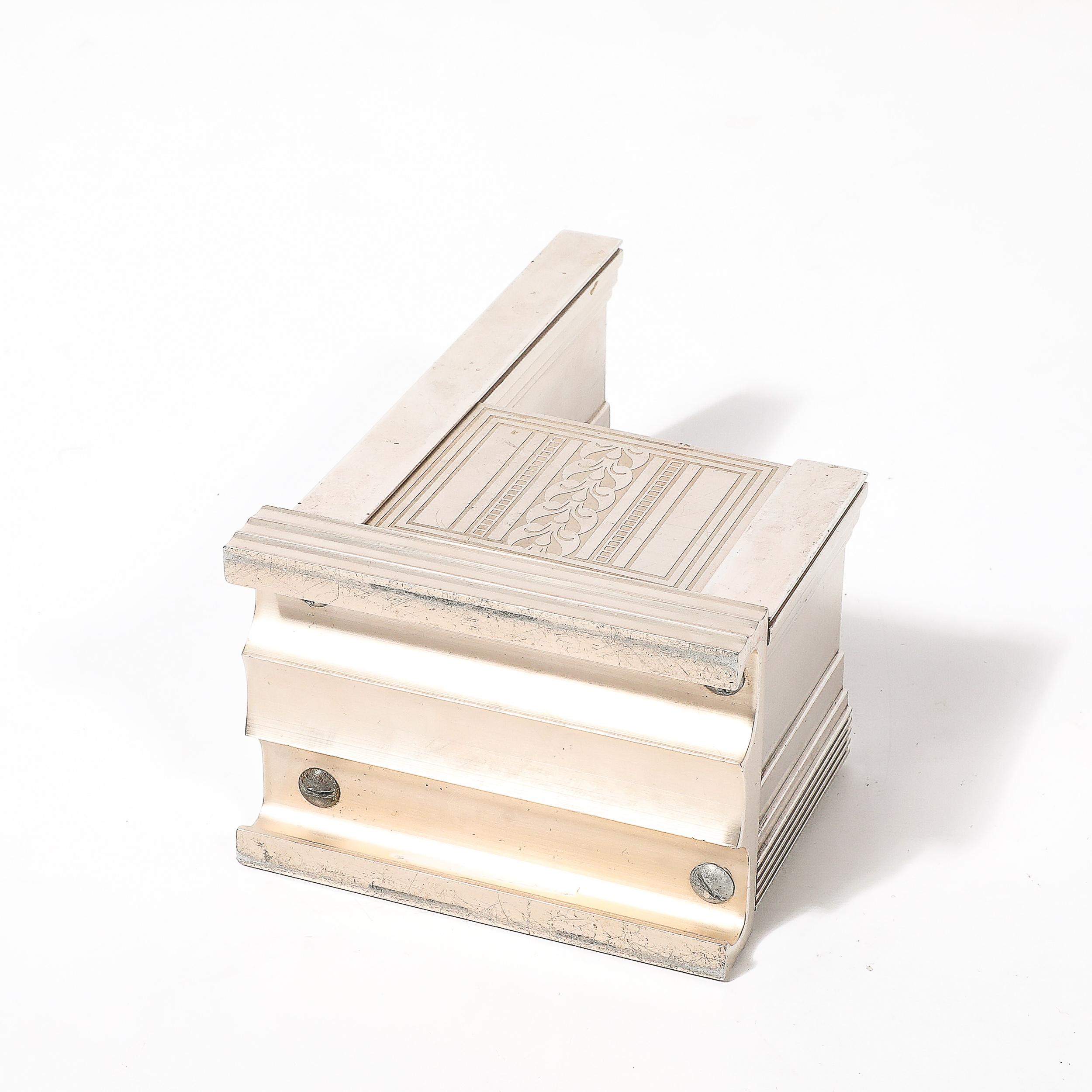 Contenitore da scrivania in alluminio scanalato Art Deco Machine Age con motivi geometrici incisi in vendita 6