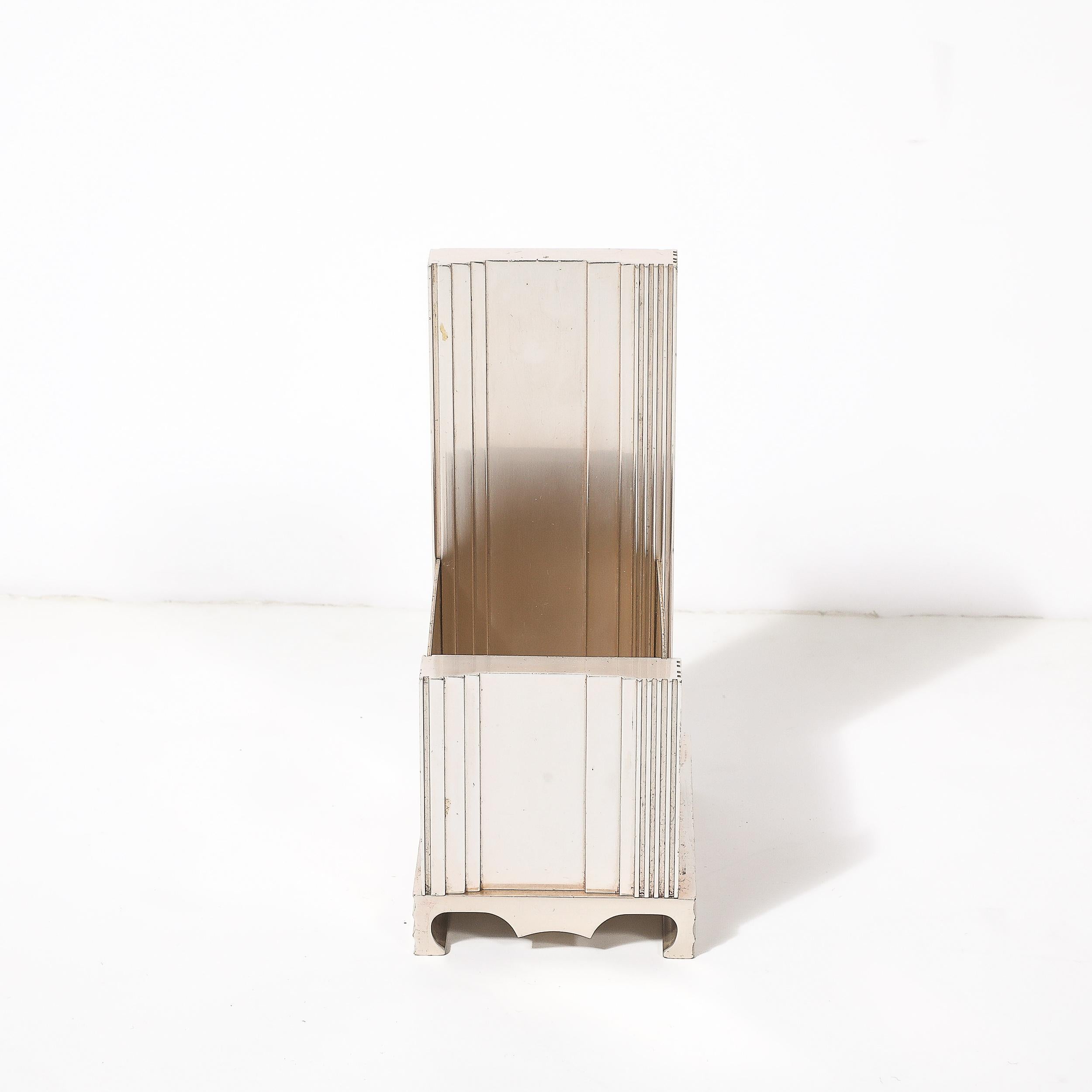 Questo raro contenitore da scrivania Art Deco Machine Age, realizzato in America intorno al 1935, mostra l'eleganza industriale tipica dell'epoca. Realizzato in alluminio scanalato, le sue eleganti creste verticali evocano l'estetica aerodinamica
