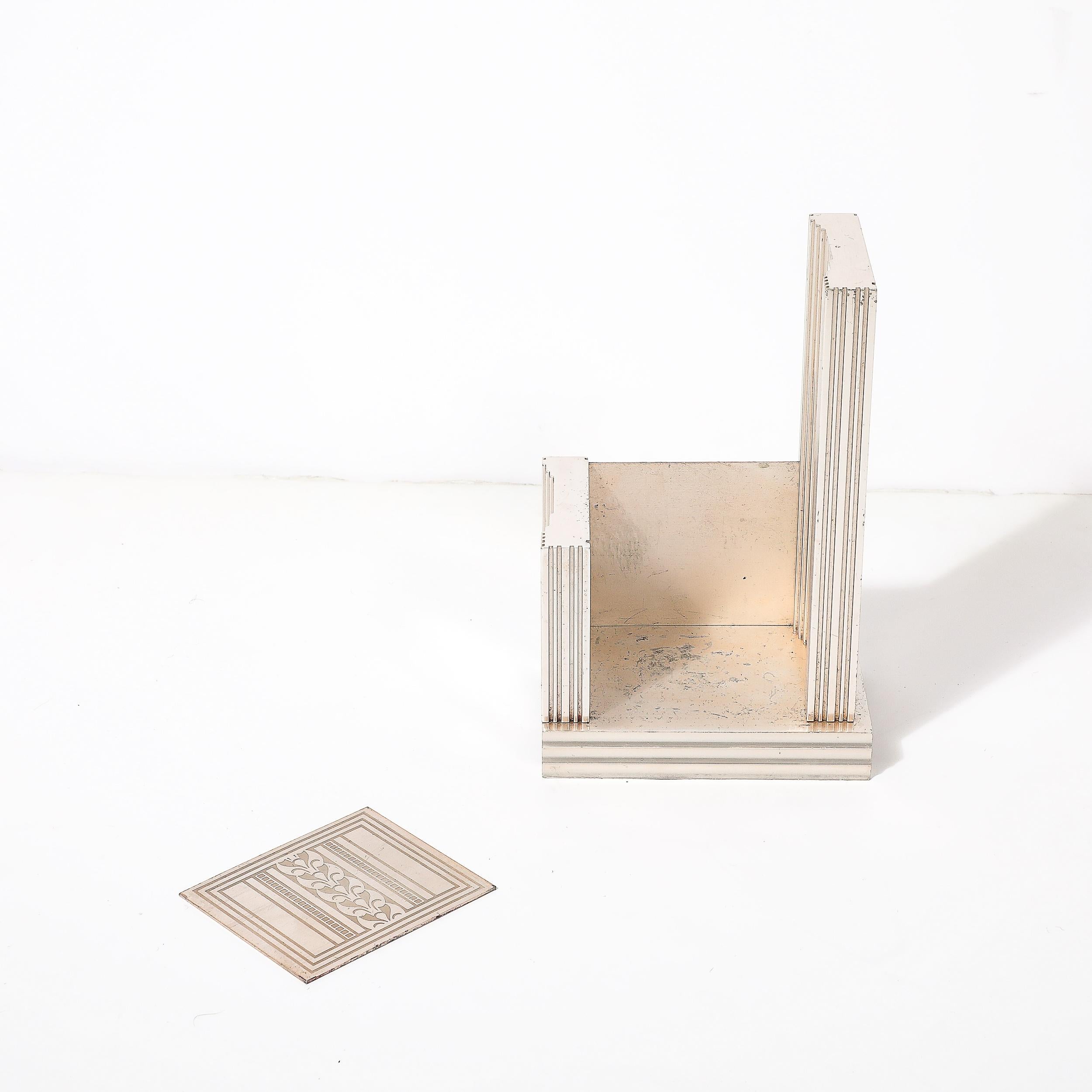 Contenitore da scrivania in alluminio scanalato Art Deco Machine Age con motivi geometrici incisi In condizioni ottime in vendita a New York, NY