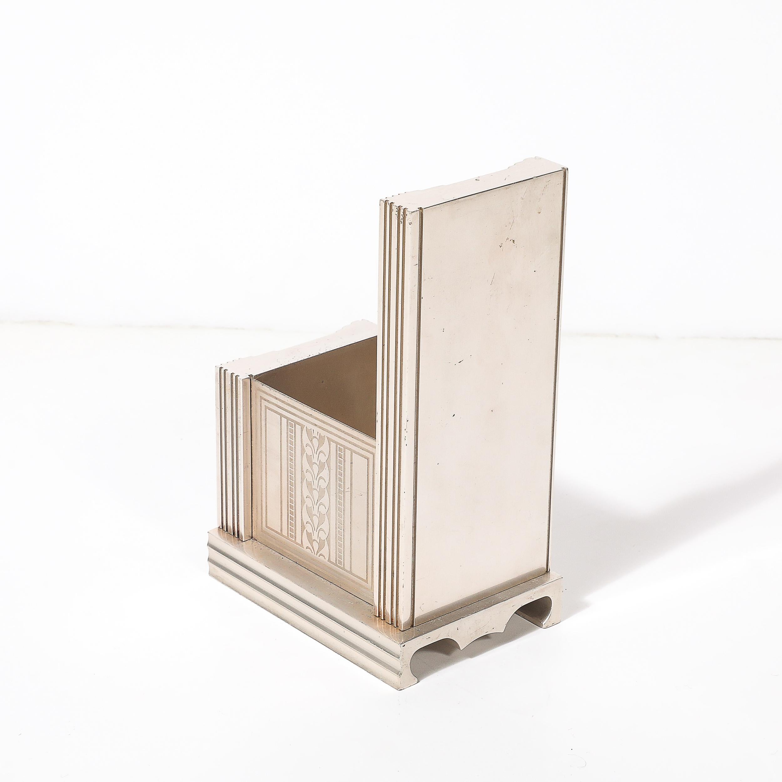 Metà XX secolo Contenitore da scrivania in alluminio scanalato Art Deco Machine Age con motivi geometrici incisi in vendita