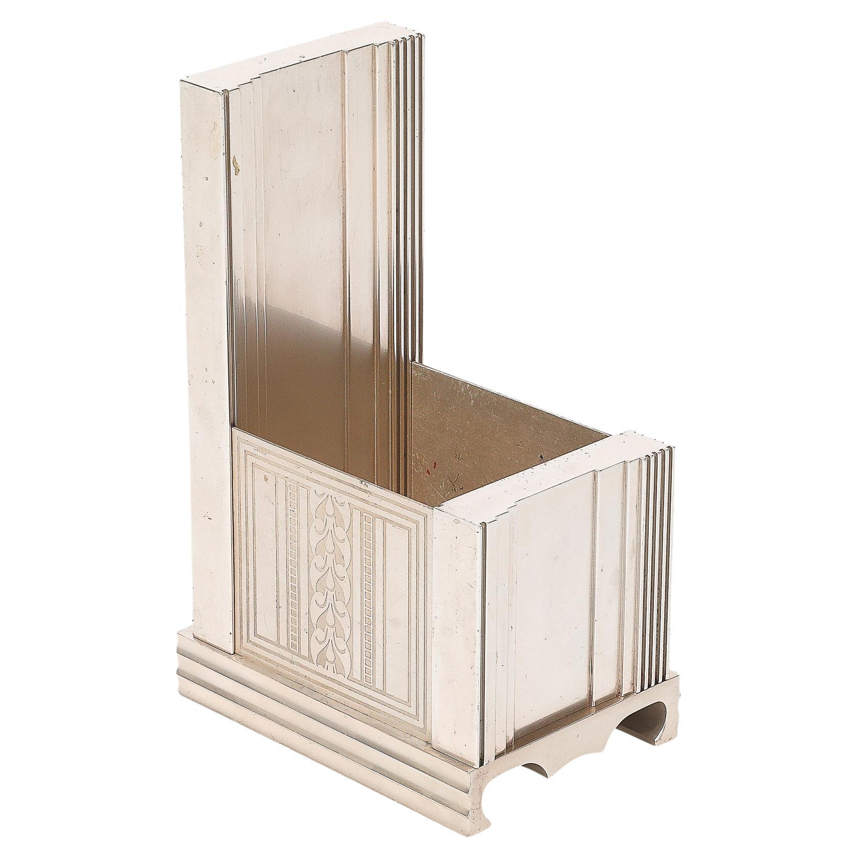 Contenitore da scrivania in alluminio scanalato Art Deco Machine Age con motivi geometrici incisi in vendita