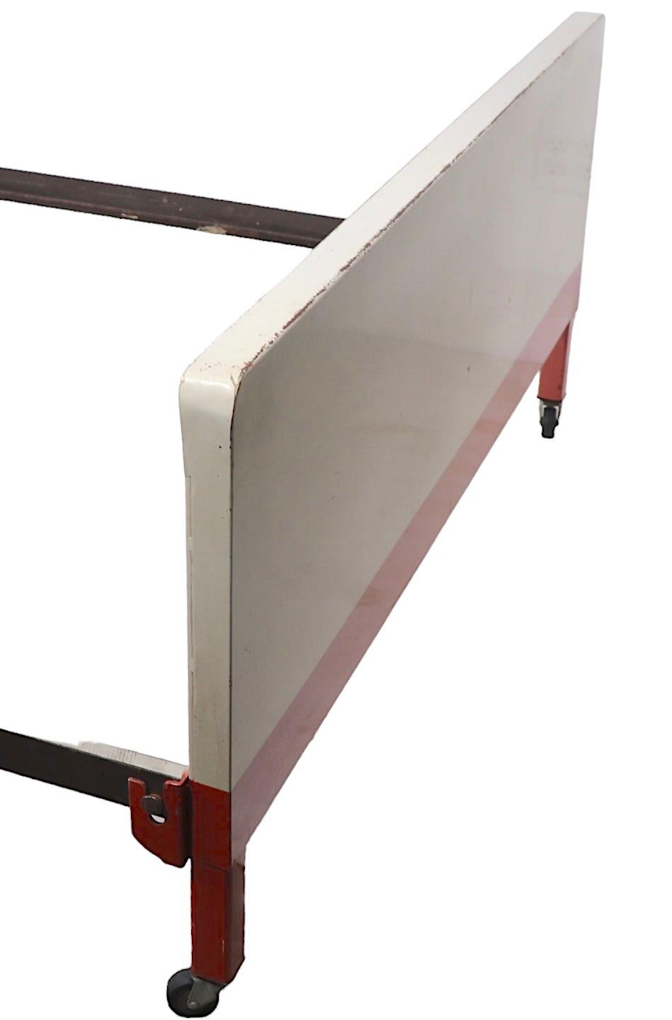 Art Decó Edad de la Máquina Industrial  Cama de metal de matrimonio de Bel Geddes para Simmons en venta 5