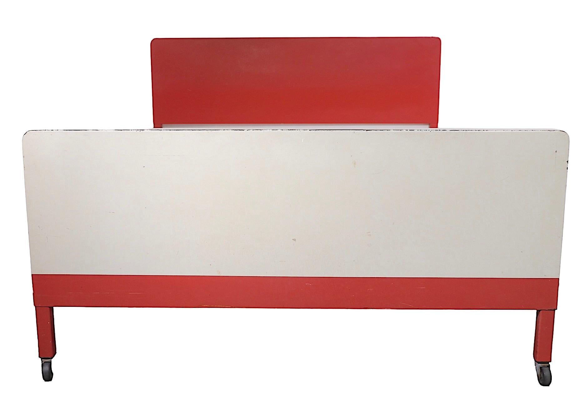 Elegante cama de metal de tamaño normal, diseñada por Normal Bel Geddes, para Simmons Furniture Company. Tenemos dos de estas camas disponibles, ofrecidas y tasadas individualmente. 
 Consulta los escritorios y mesillas de noche que ofrecemos en