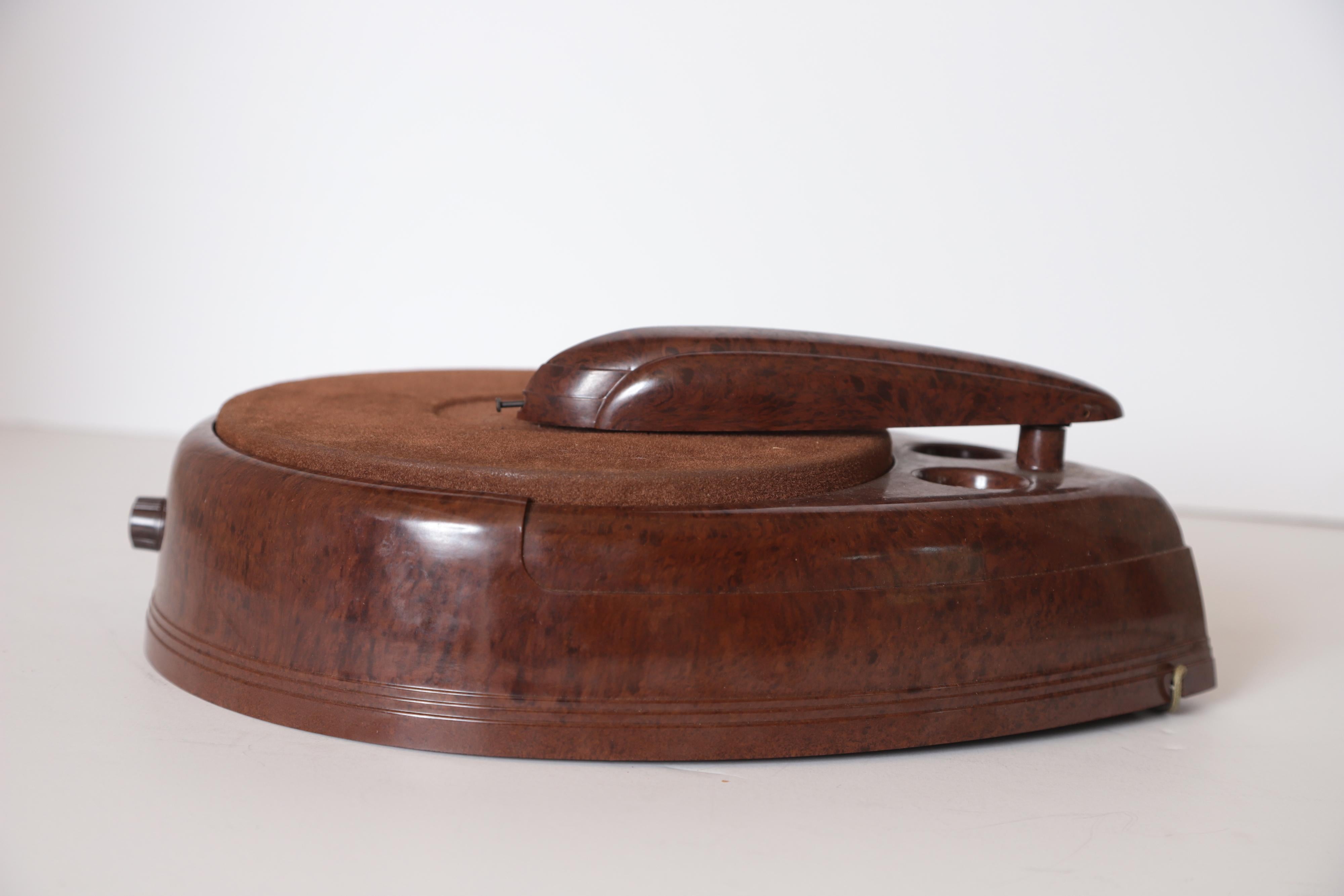 Art Deco Machine Age John Vassos Turntable / Record Player for GE, circa 1939 In Good Condition For Sale In Dallas, TX