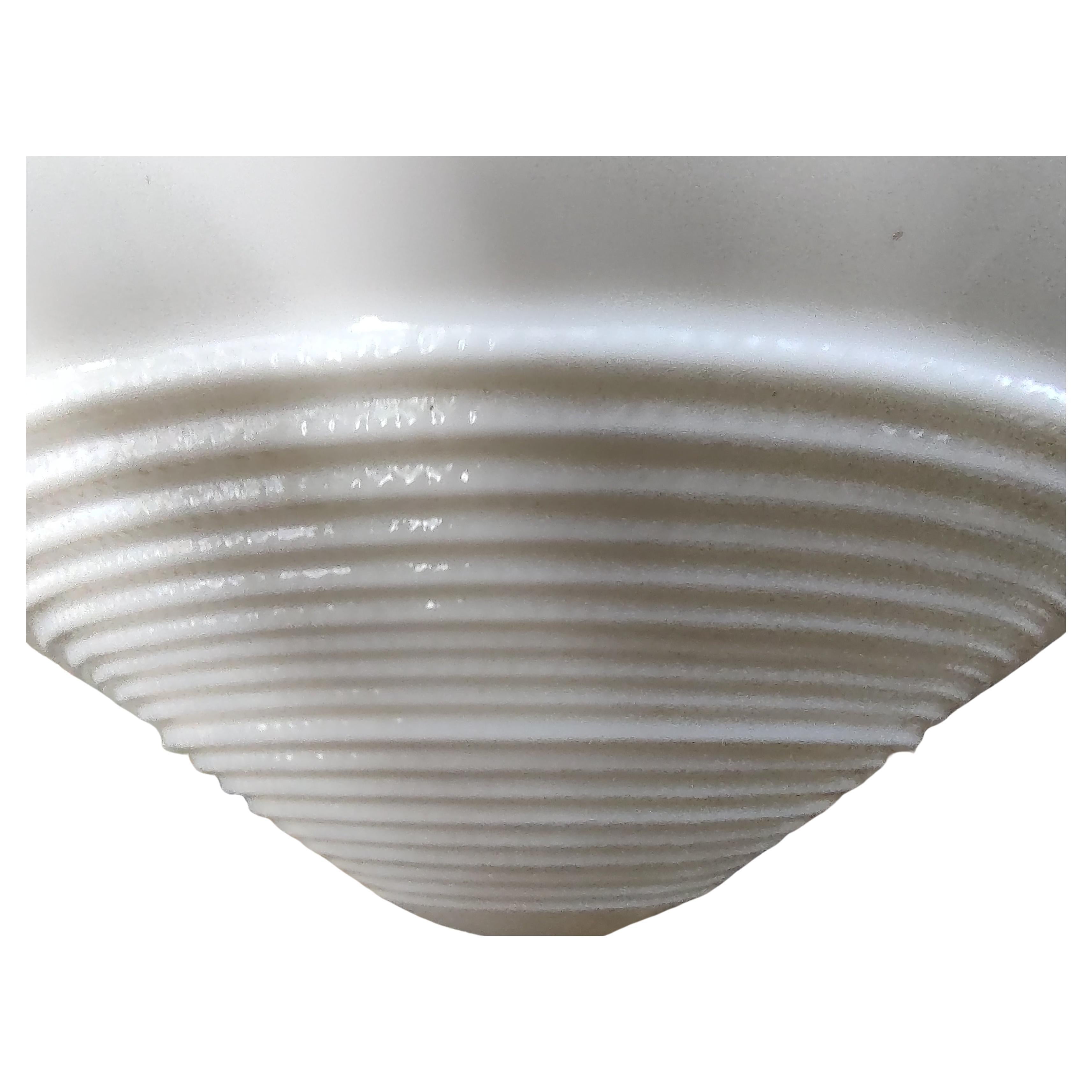 Fabuleuse lampe suspendue Mid Century / Art Deco / Machine Age avec tous les câbles et les prises, le baldaquin et la chaîne. Les abat-jour en verre sont de nouveaux anciens stocks. 3 Disponibles. Les abat-jour en verre de lait sont parfaits, sans
