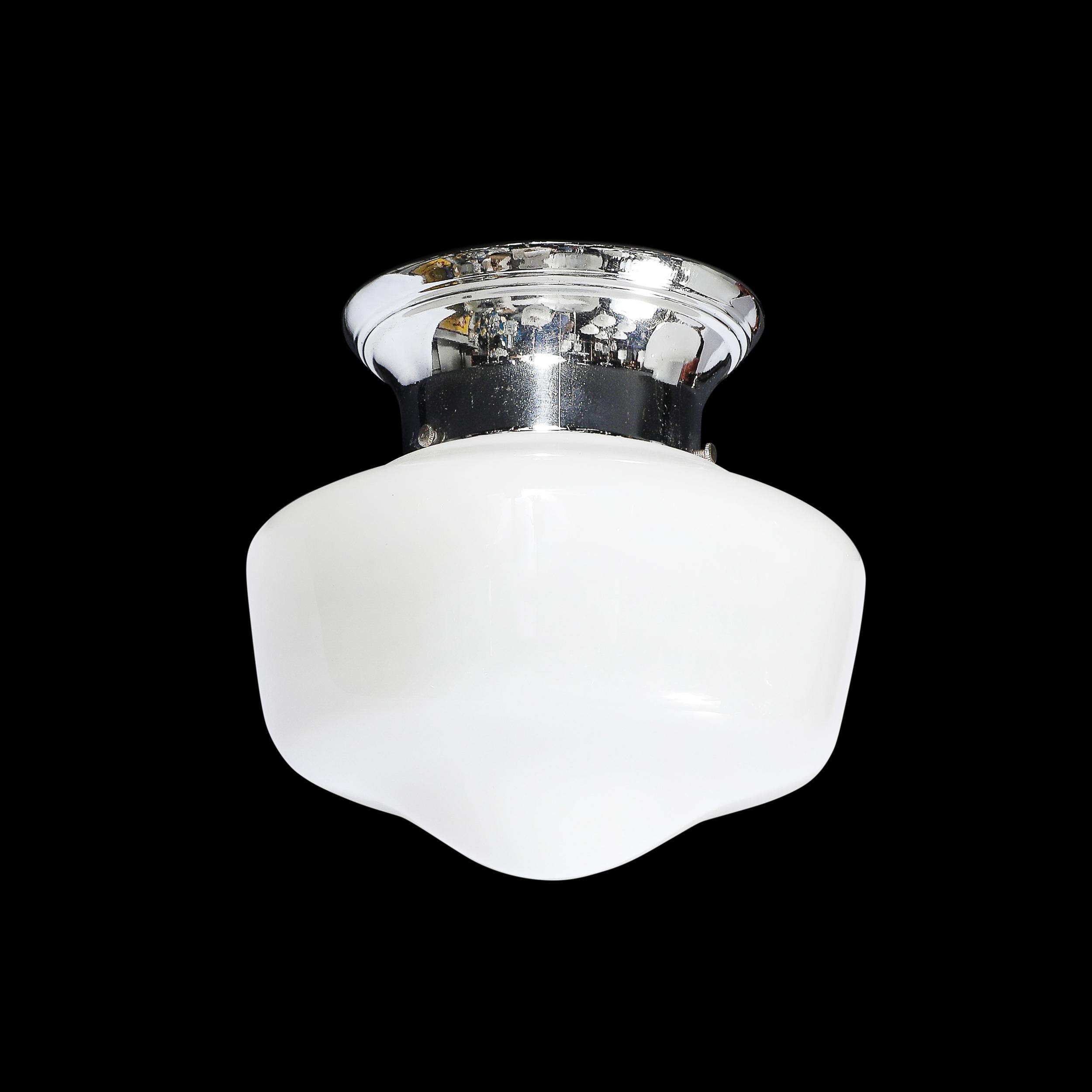 Ce lustre affleurant Art déco de l'âge des machines illustre l'élégance épurée des années 1930. Elle est dotée d'un abat-jour cylindrique arrondi en verre de lait, conçu pour diffuser la lumière de manière uniforme et créer une lueur douce et