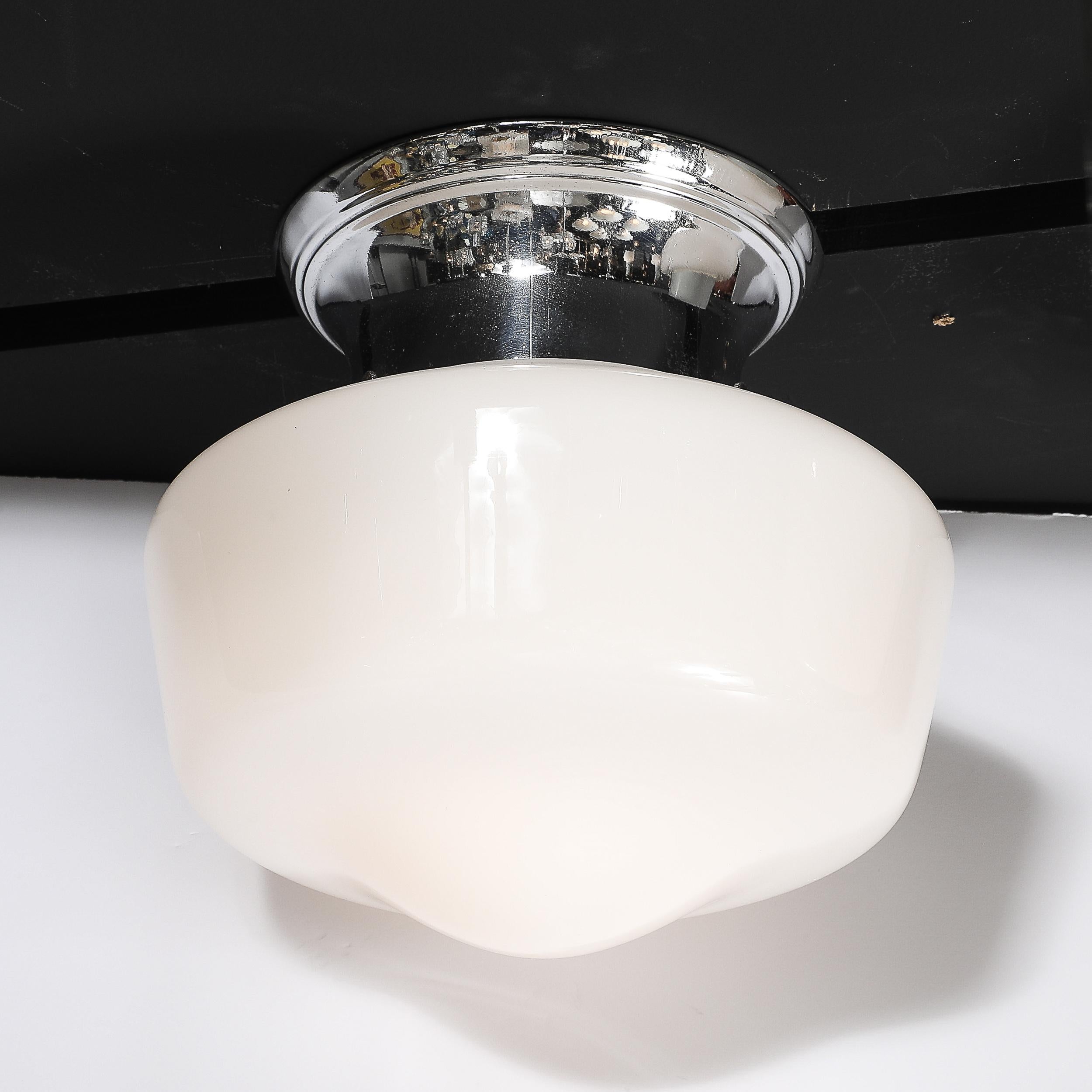 Lustre Art Déco en verre au lait cylindrique arrondi de l'âge de la machine Excellent état - En vente à New York, NY