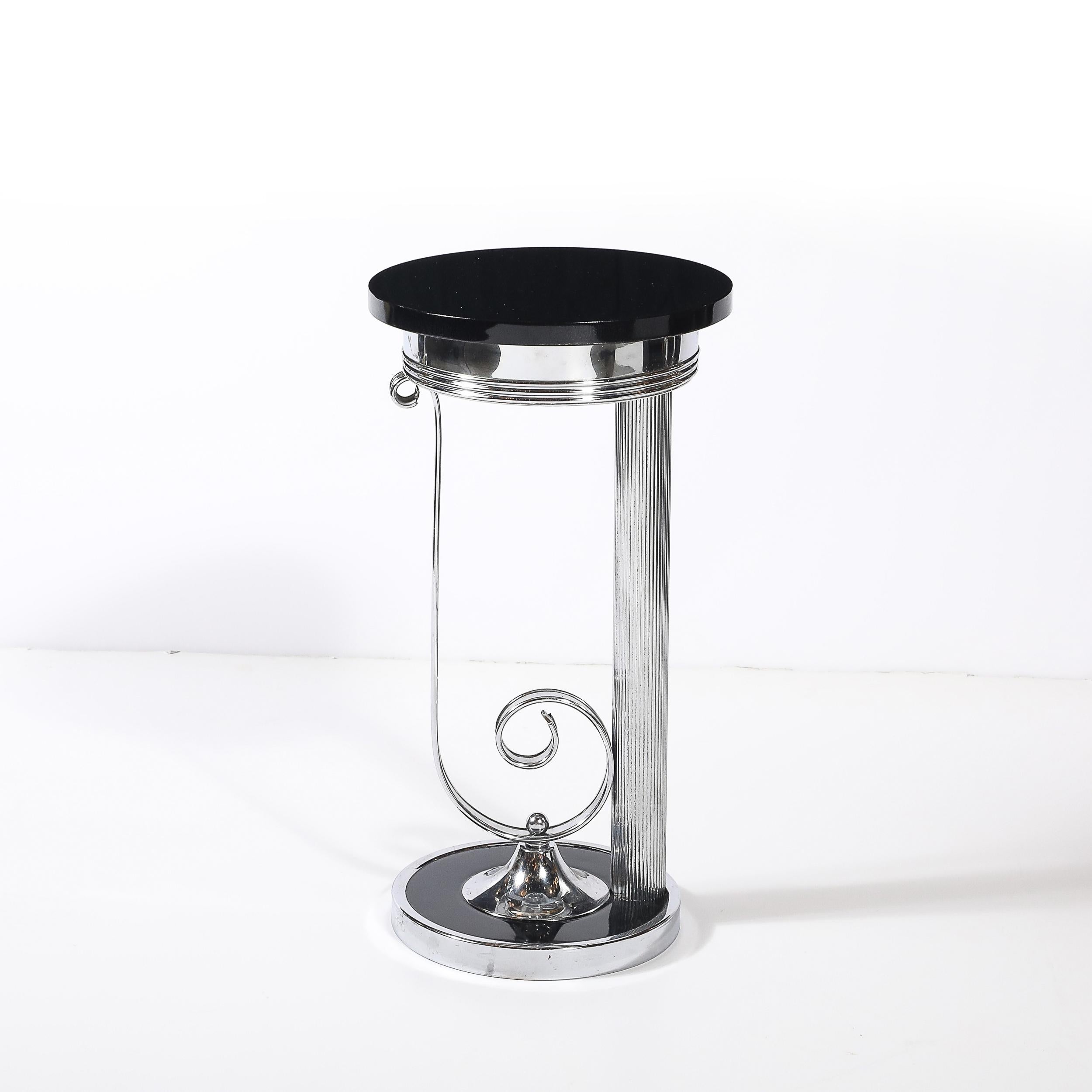 Dieser atemberaubende Art-Déco-Getränketisch im Stil des Maschinenzeitalters der 1930er Jahre ist ein exquisites Beispiel für modernes Design, das Nützlichkeit mit beeindruckender Ästhetik verbindet. Der Tisch verkörpert die schlichte, industrielle