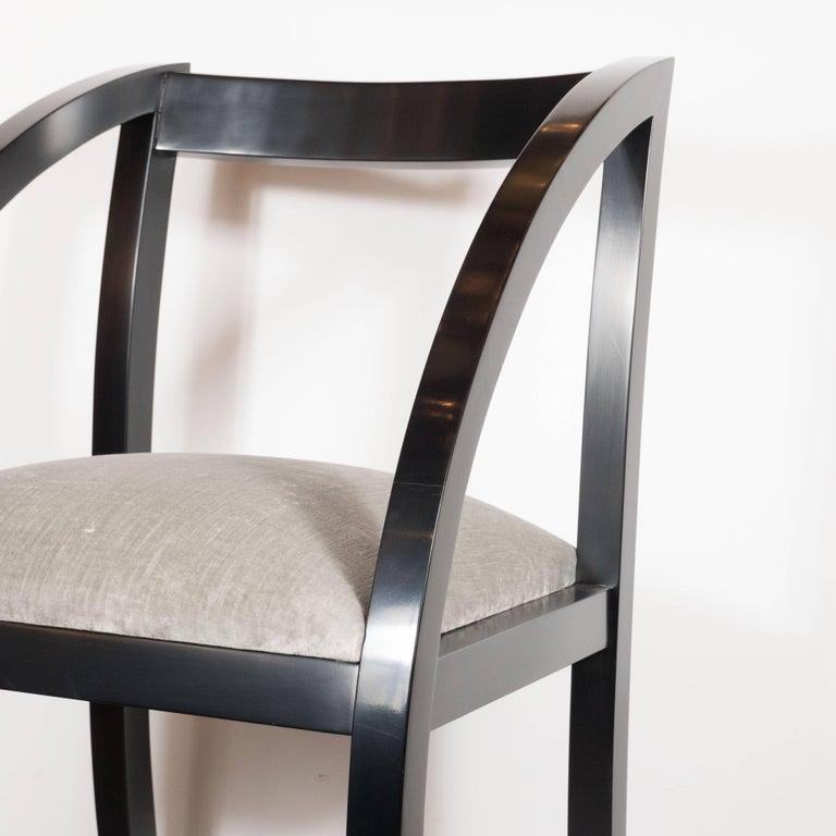Cette élégante chaise d'appoint Art déco présente des pieds laqués noirs légèrement arqués et une assise en velours platine fumé. Il s'agit d'une représentation étonnante de l'influence de l'âge des machines sur l'Art déco en Amérique. Un exemplaire