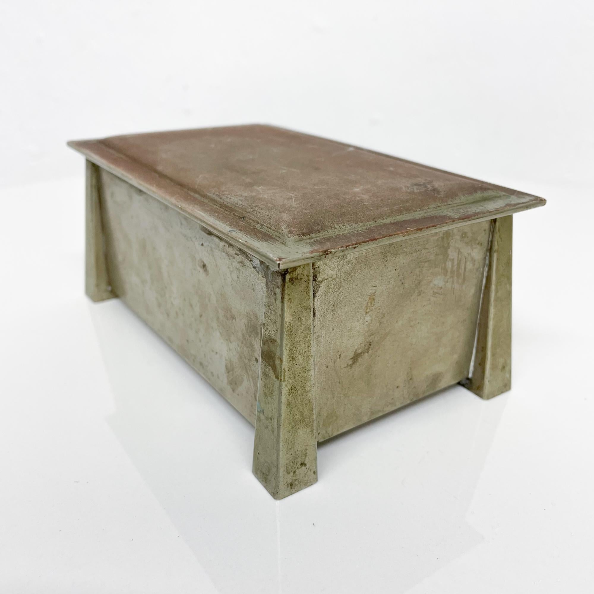 For your consideration a vintage box with tapered pillar style legs of Art Deco design.

The box is vintage and shows signs of vintage wear. The inside lining is the original royal blue velvet. Not in perfect shape.
Beautiful clean modern