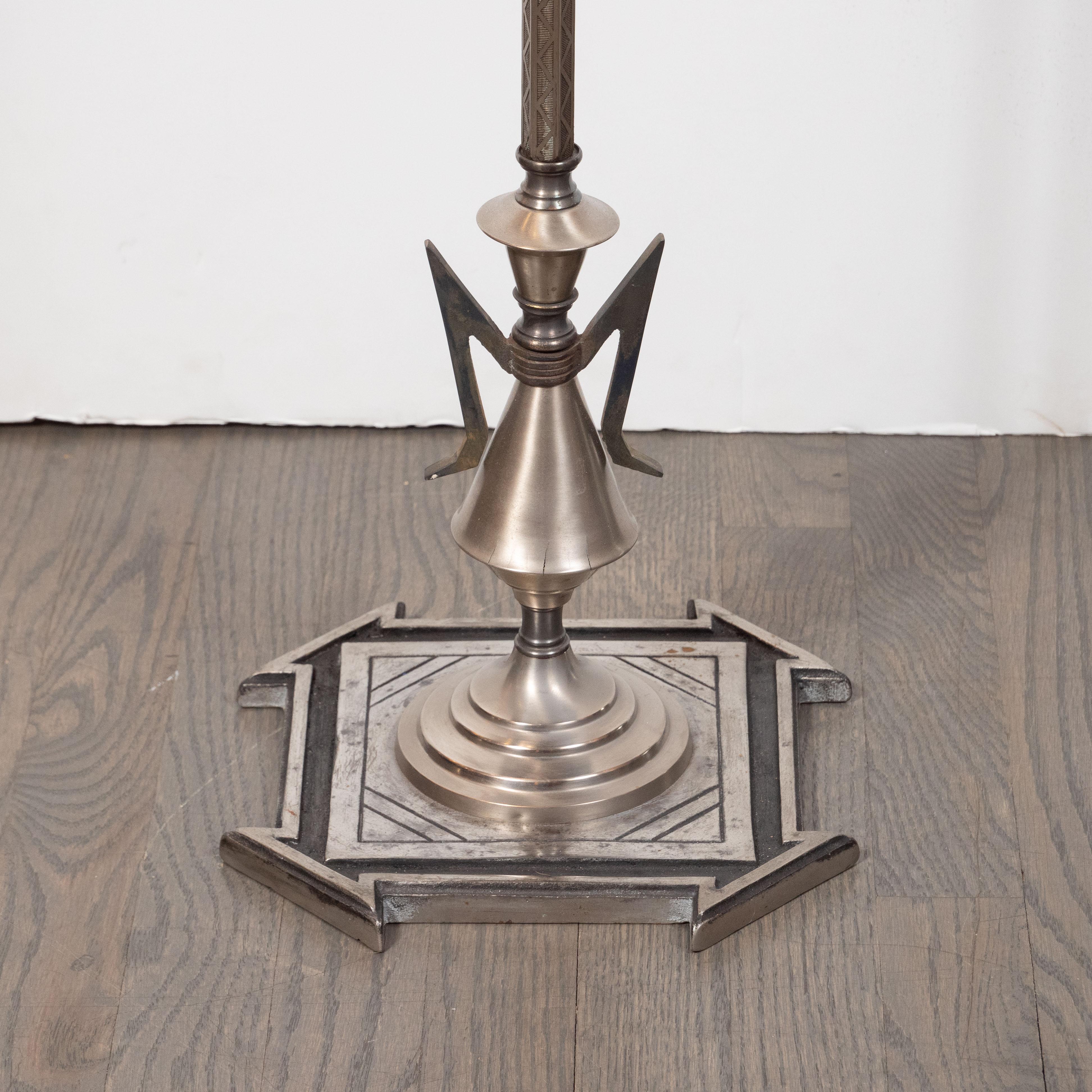 Kubistische Stehlampe aus Aluminium im Wolkenkratzer-Stil des Art déco/ Maschinenzeitalters mit Seidenschirm im Angebot 5