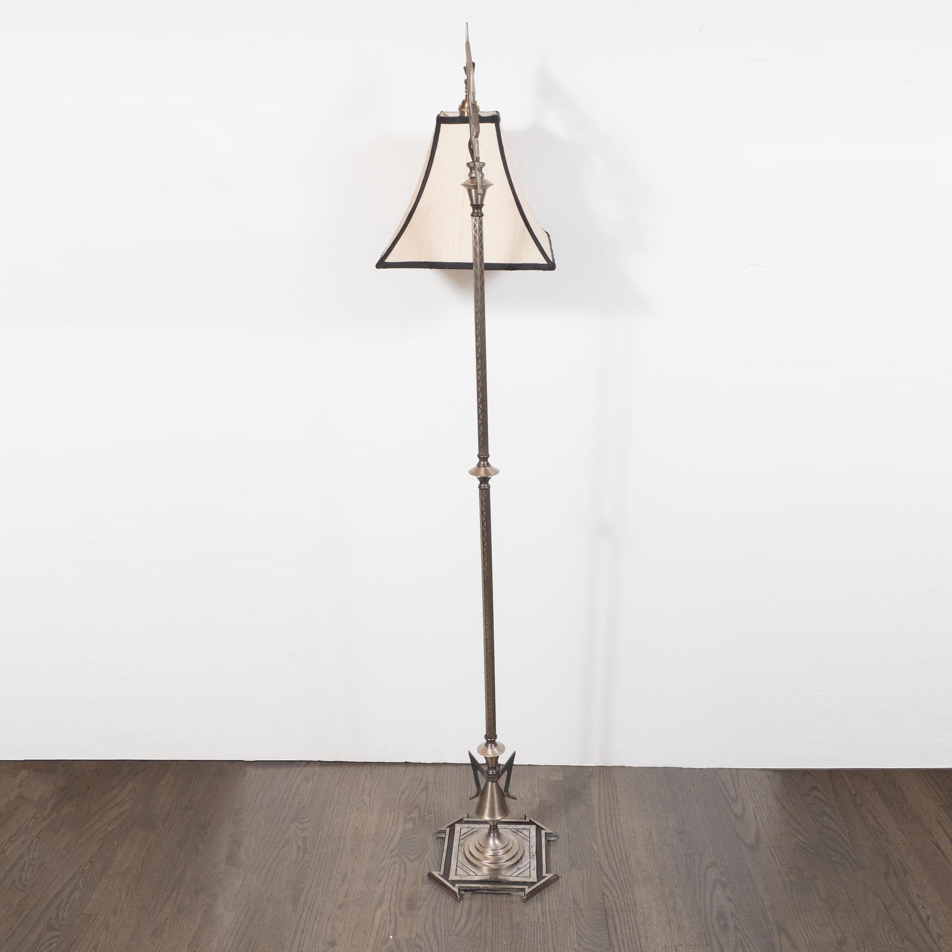 Kubistische Stehlampe aus Aluminium im Wolkenkratzer-Stil des Art déco/ Maschinenzeitalters mit Seidenschirm im Angebot 6
