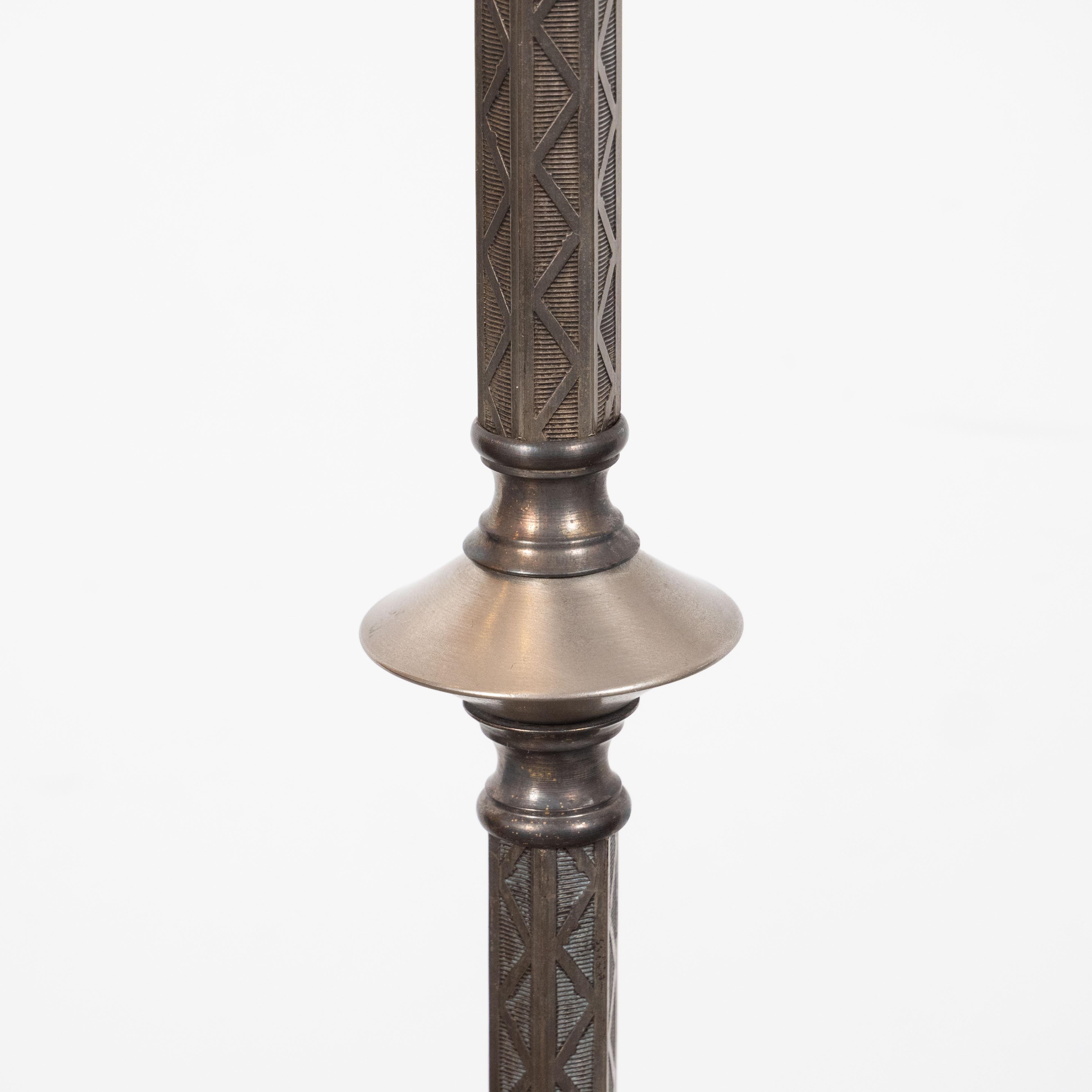 Kubistische Stehlampe aus Aluminium im Wolkenkratzer-Stil des Art déco/ Maschinenzeitalters mit Seidenschirm (Mitte des 20. Jahrhunderts) im Angebot