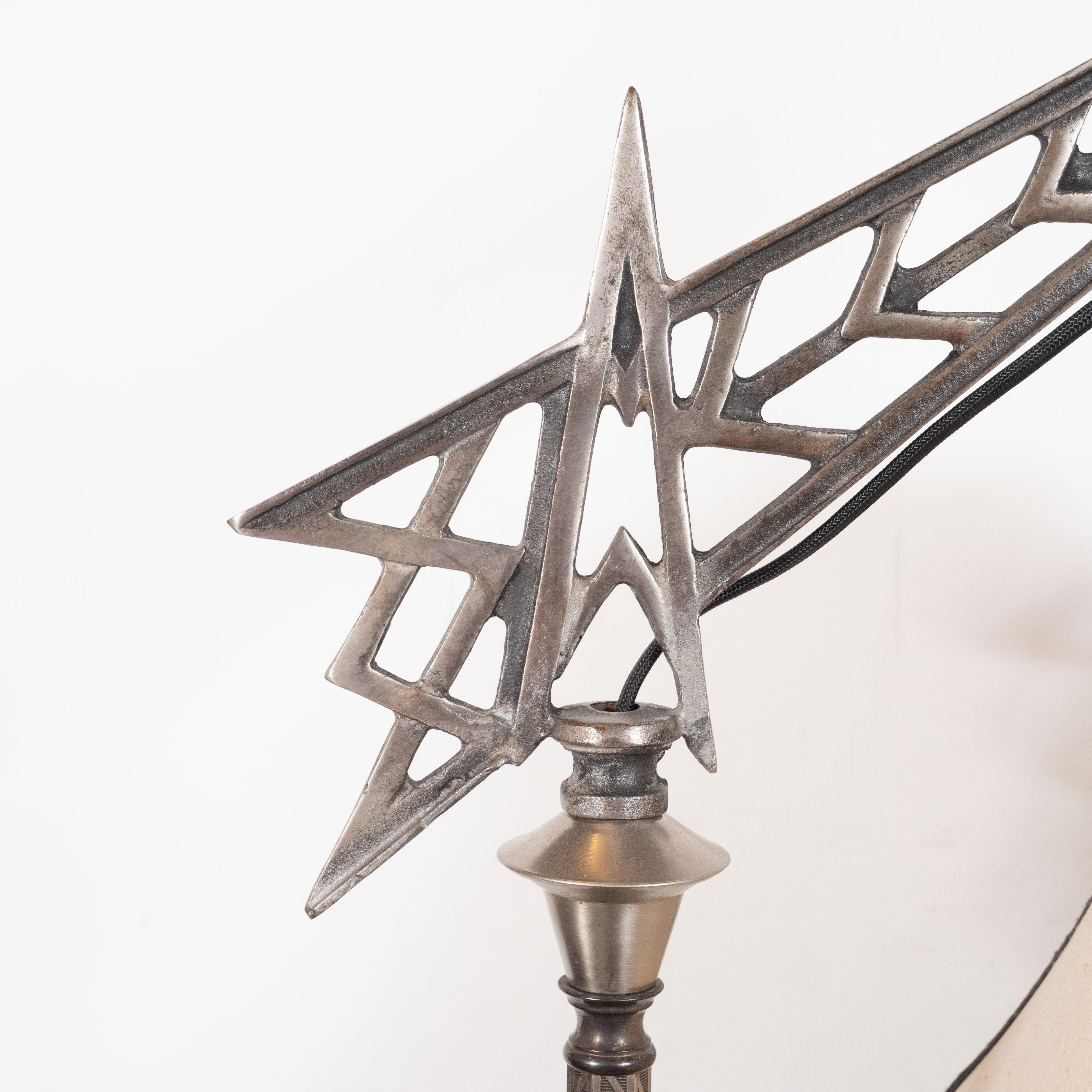 Kubistische Stehlampe aus Aluminium im Wolkenkratzer-Stil des Art déco/ Maschinenzeitalters mit Seidenschirm im Angebot 1