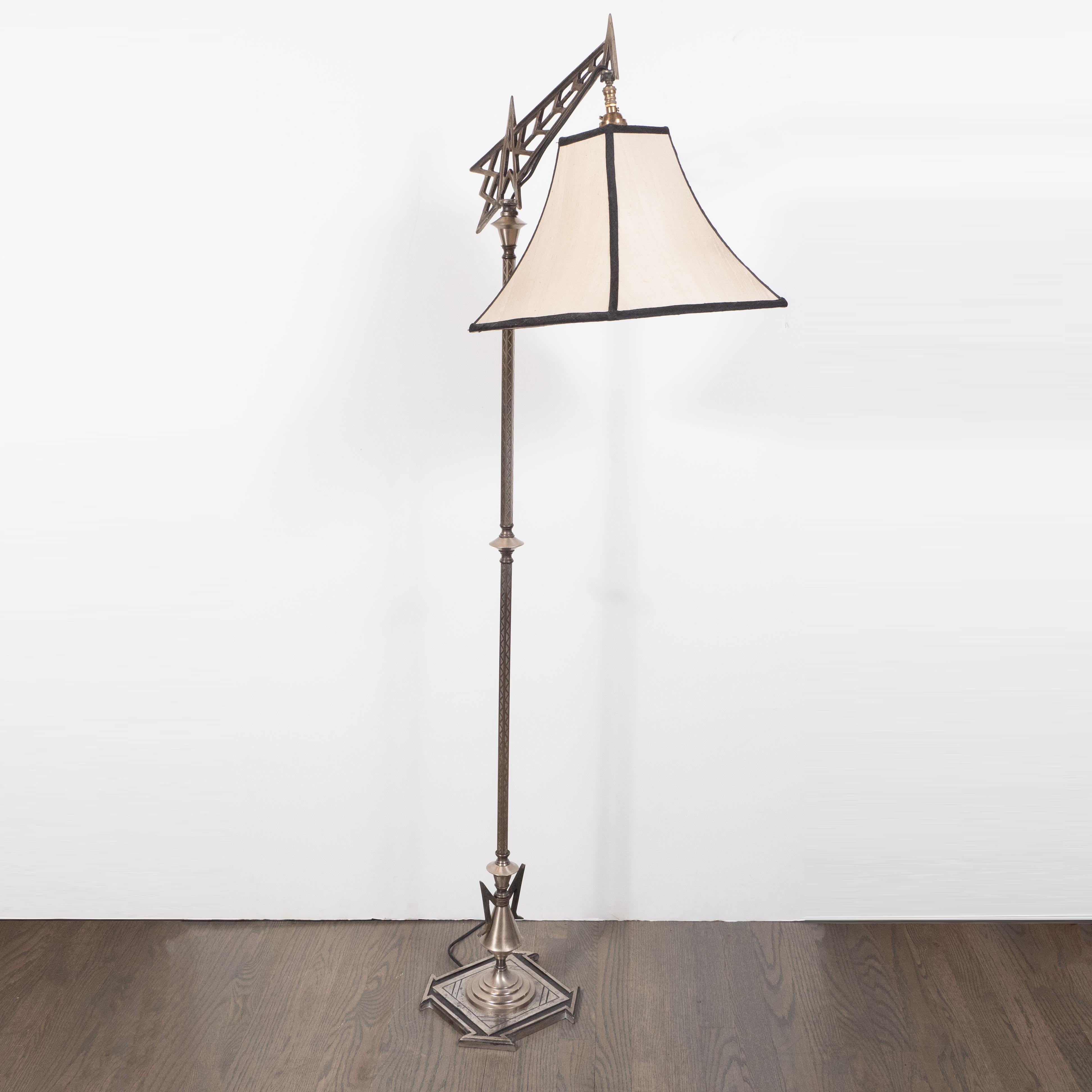 Kubistische Stehlampe aus Aluminium im Wolkenkratzer-Stil des Art déco/ Maschinenzeitalters mit Seidenschirm im Angebot 2