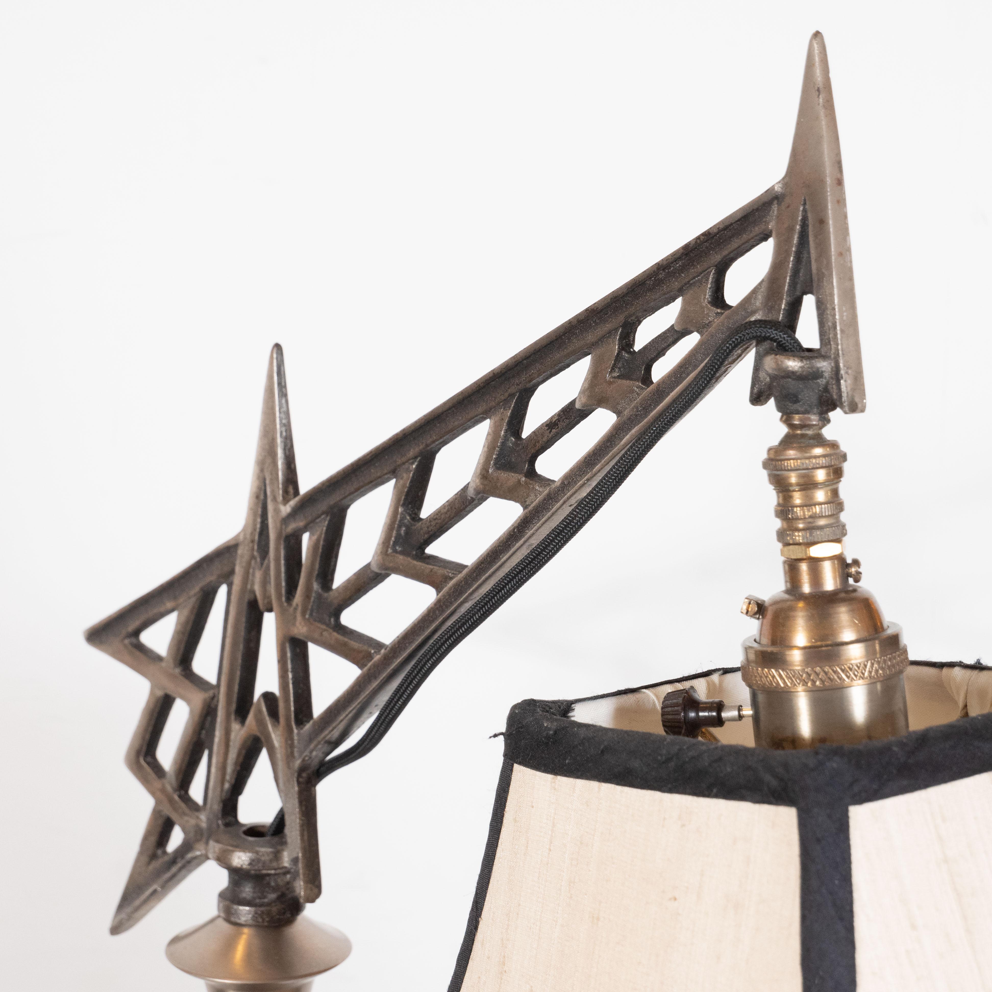 Kubistische Stehlampe aus Aluminium im Wolkenkratzer-Stil des Art déco/ Maschinenzeitalters mit Seidenschirm im Angebot 3