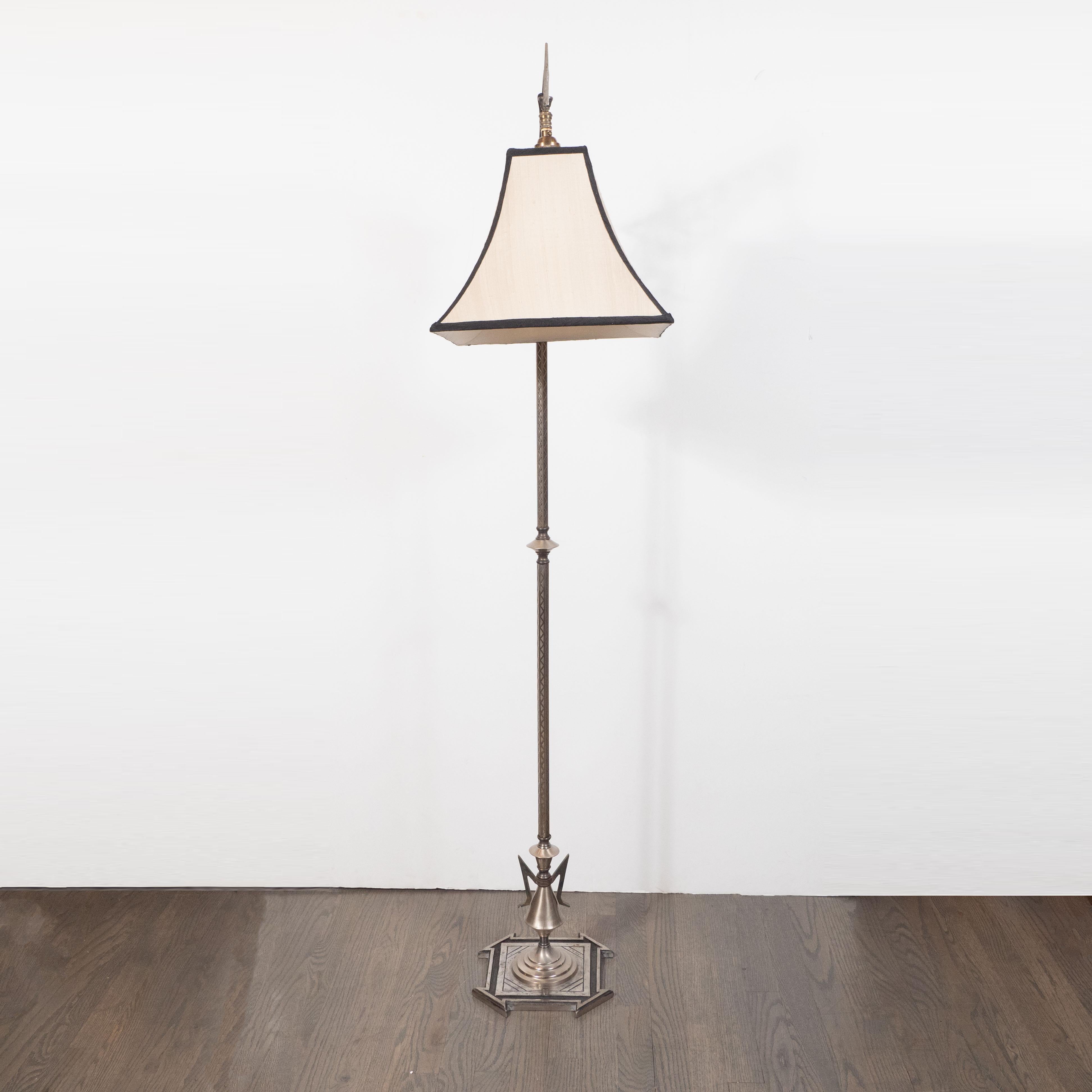 Kubistische Stehlampe aus Aluminium im Wolkenkratzer-Stil des Art déco/ Maschinenzeitalters mit Seidenschirm im Angebot 4