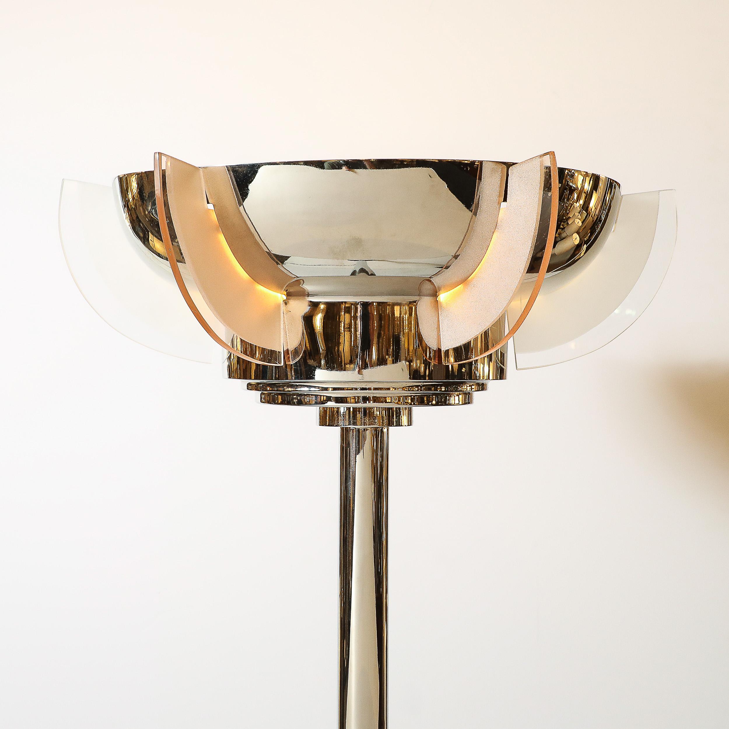 Questa splendida torchiera Art Déco, creata in Francia intorno al 1930, esemplifica l'estetica dell'Età della Macchina con il suo sorprendente design in stile grattacielo. La torchiera presenta una base e un corpo in nichel lucido, completati da