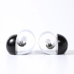 Art Deco Machin Age Federstahl & Schwarz Emaille Sphärische Buchstützen von Revere