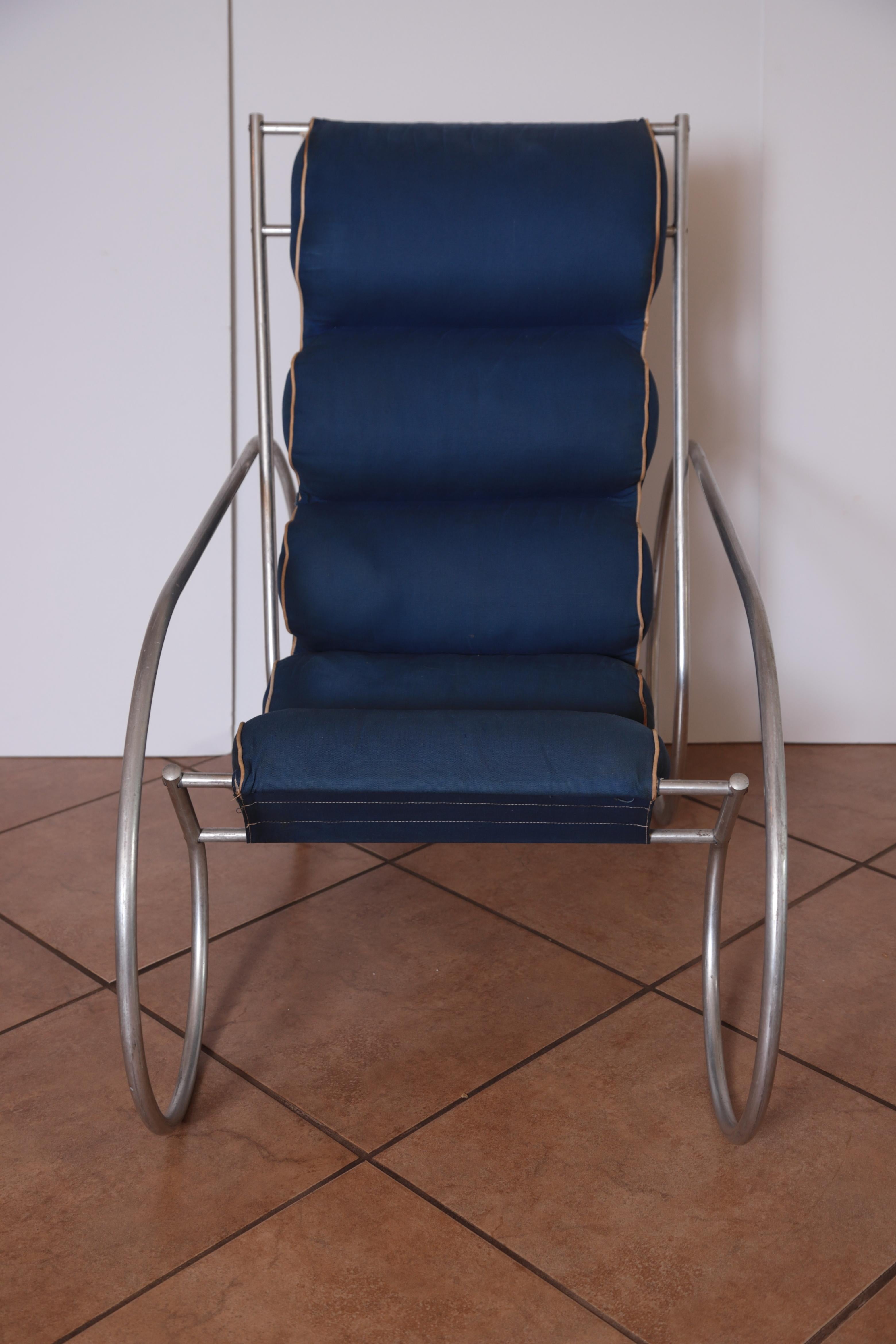 Art Deco Machine Age streamline indoor / outdoor tubular aluminum lounge chair

A uncommon example, in the manner of Richard Neutra or Warren McArthur.
Appears to be original (or very vintage) fabric.

A great vintage original streamline