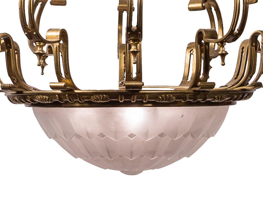 Francese Lampadario a sospensione in ottone in stile Art Déco / Machine Age, vetro francese di S.E.V.B. in vendita