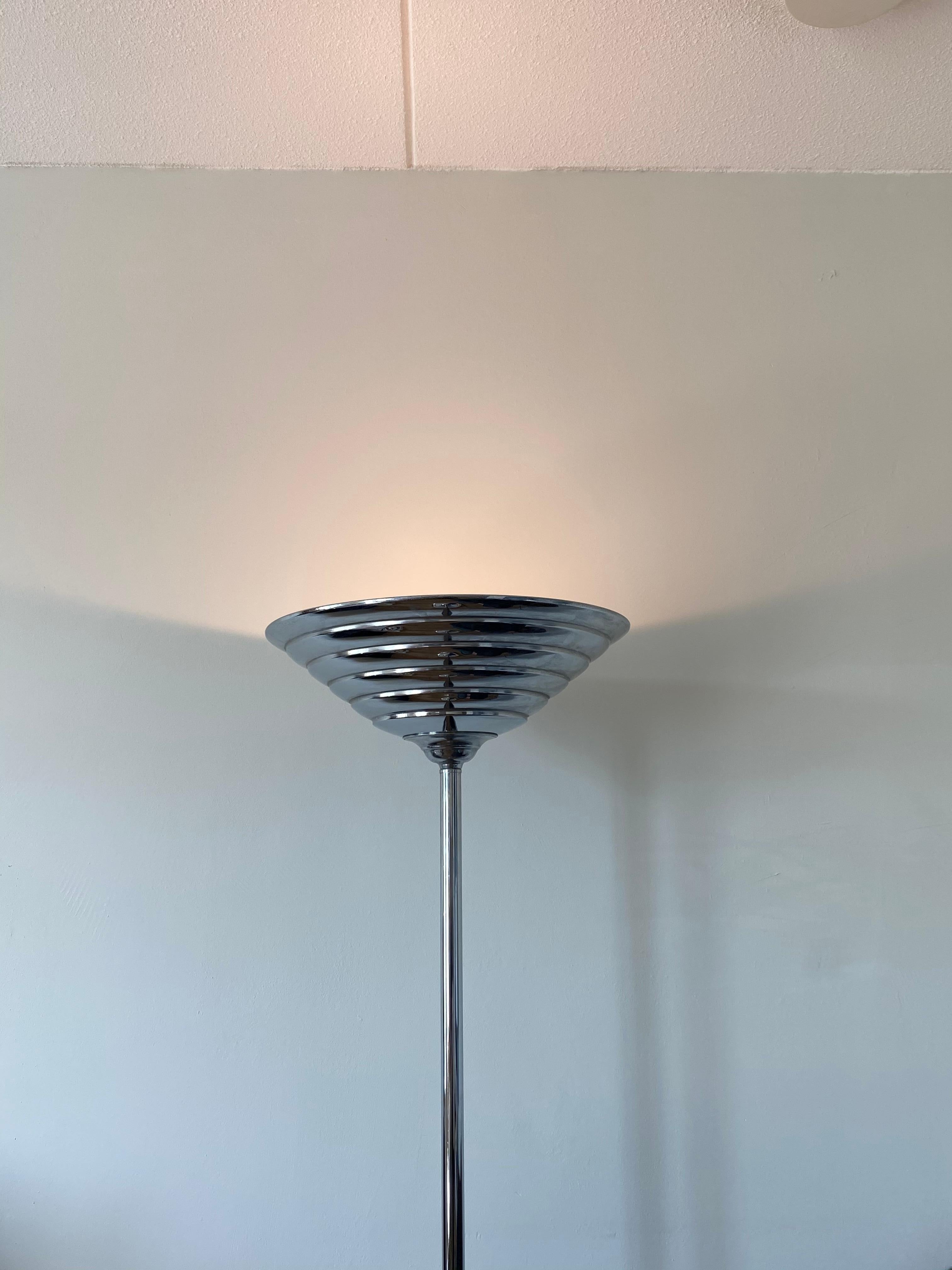 Art Deco:: Maschinenzeitalter-Stil:: Stehlampe:: Deckenfluter (Art déco) im Angebot