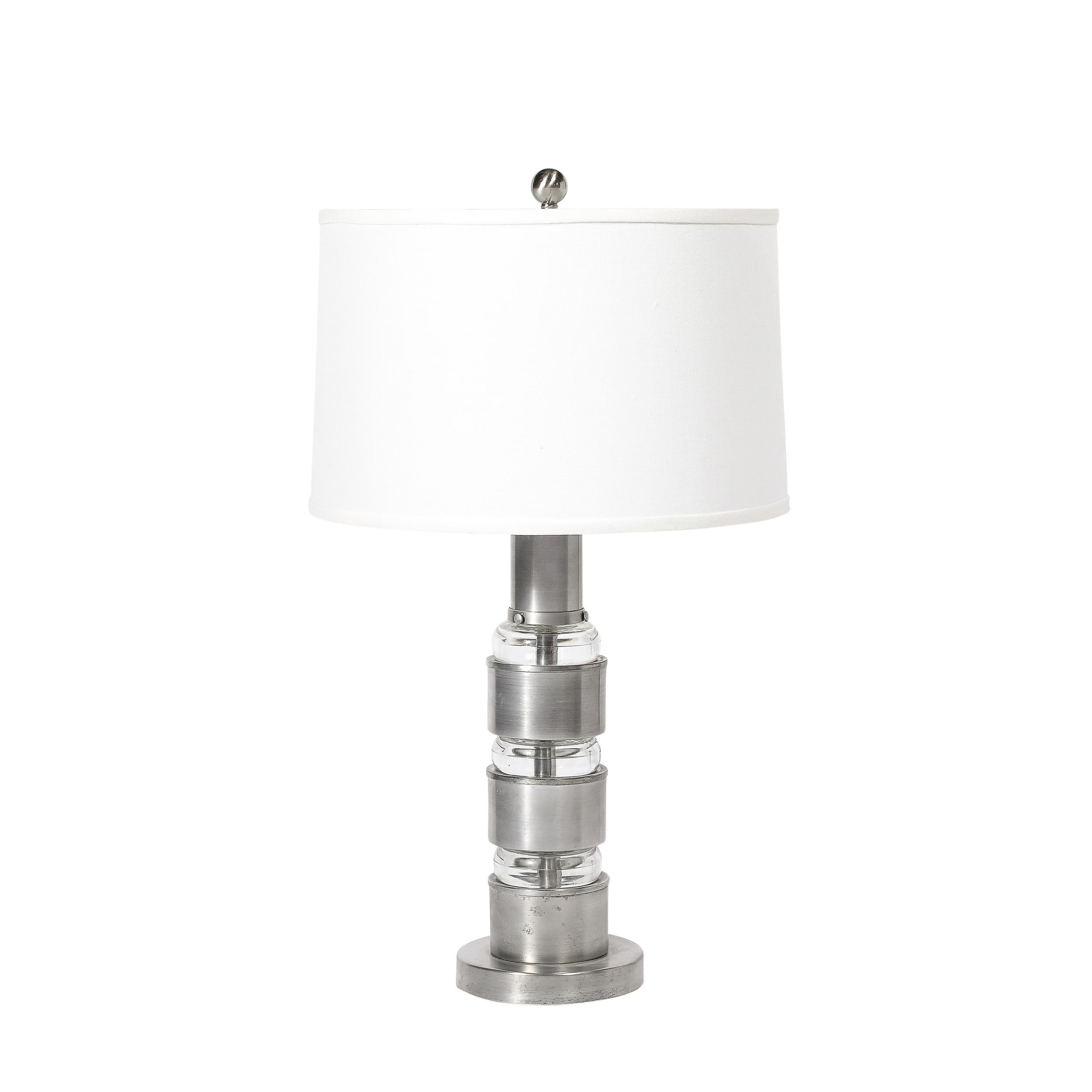 Dieses raffinierte Paar Art-Déco-Tischlampen aus dem Maschinenzeitalter wurde von dem berühmten Industriedesigner Russell Wright in den Vereinigten Staaten um 1935 entworfen. Sie haben runde, volumetrische Sockel aus gebürstetem Aluminium, aus denen