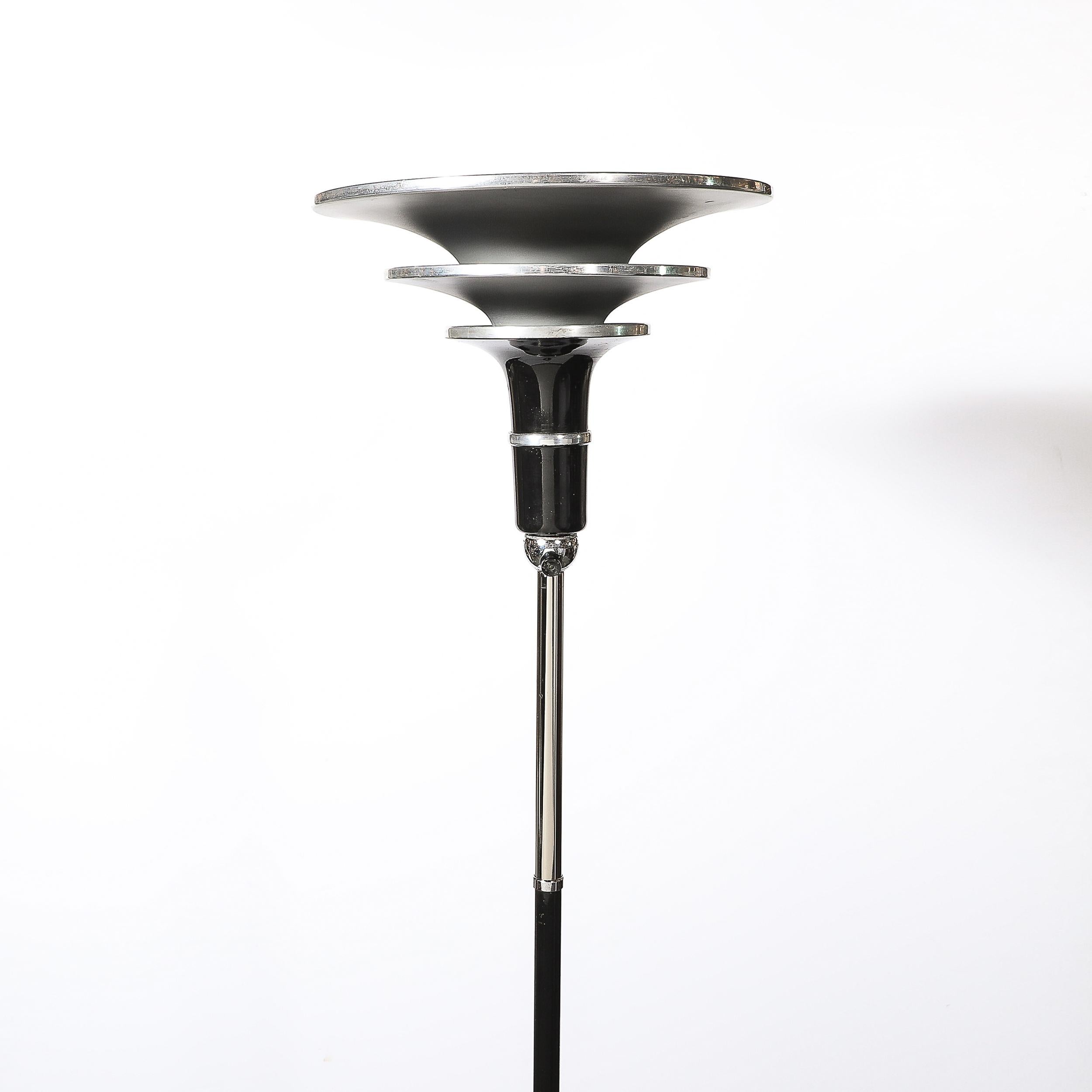 Questa splendida torchiera Art Deco dell'era della macchina, risalente al 1935 circa, esemplifica il design sofisticato e la maestria dell'epoca. La torchiera presenta un elegante corpo in alluminio spazzolato e accenti cromati, completati da