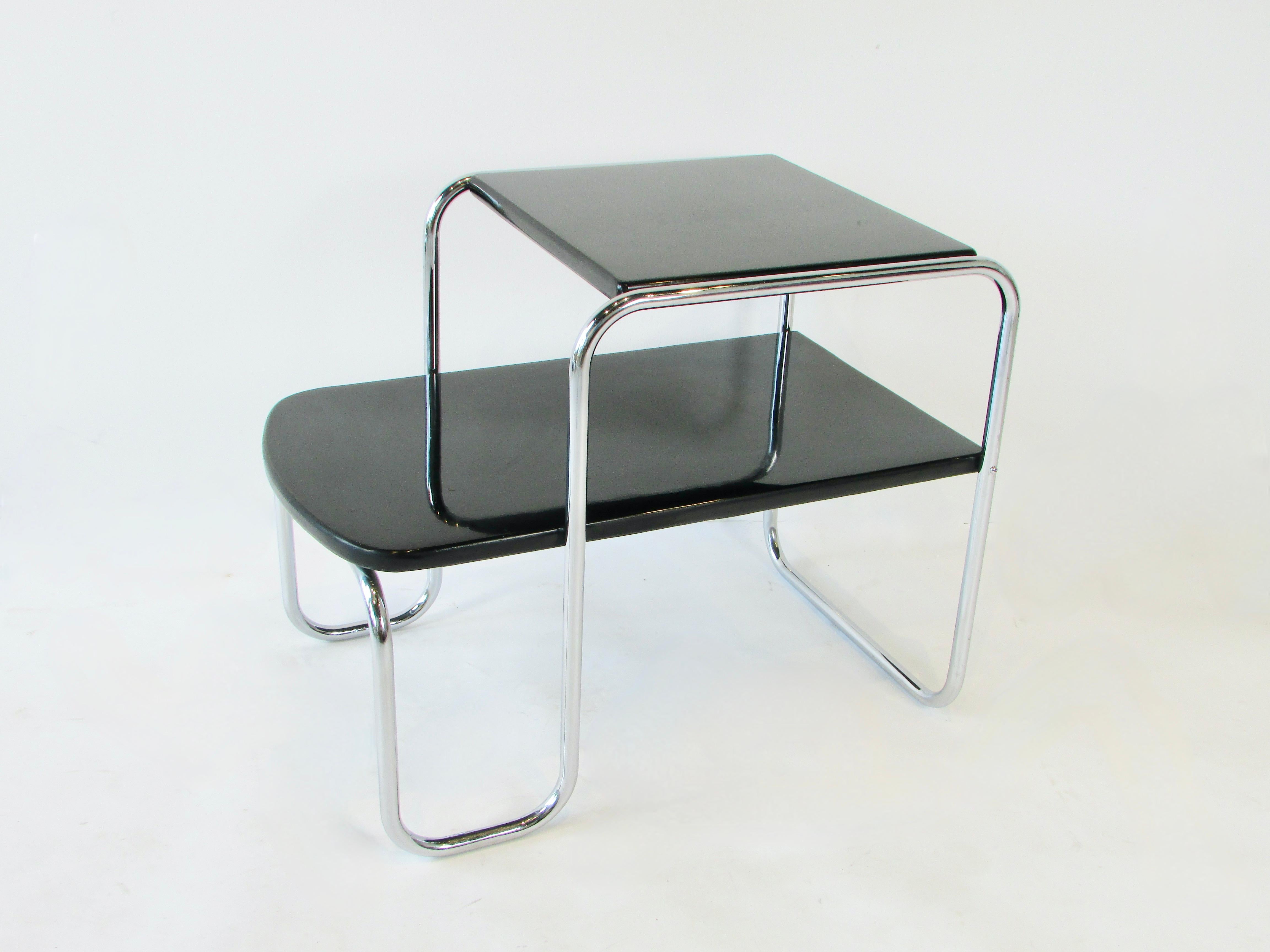 Laqué Table d'appoint Art Déco Machine Age en chrome tubulaire et bois laqué noir en vente